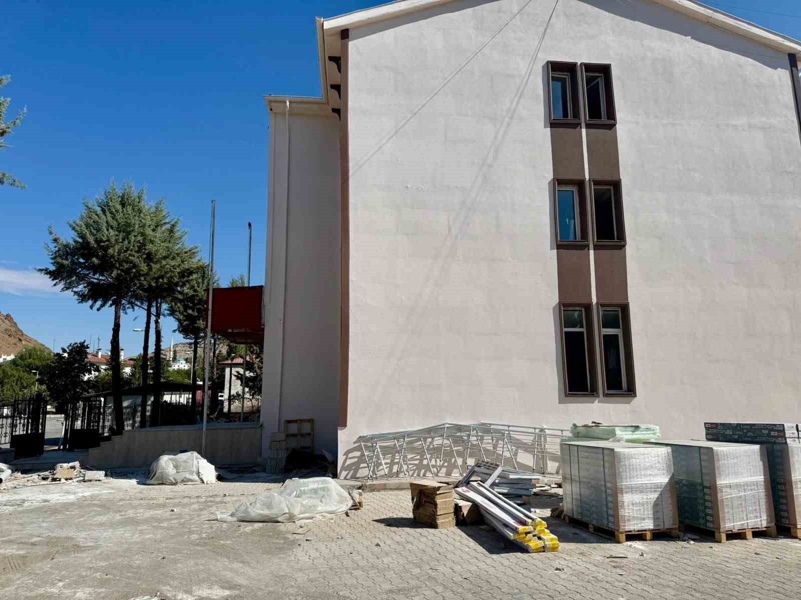 MALATYA'NIN KULUNCAK İLÇESİNDE, TURİZM VE KONAKLAMA KAPASİTESİNİN ARTIRILMASI AMACIYLA YAPIMINA BAŞLANAN 50 YATAKLI VE 16 ODALI OTEL PROJESİNDE ÇALIŞMALAR SÜRÜYOR.