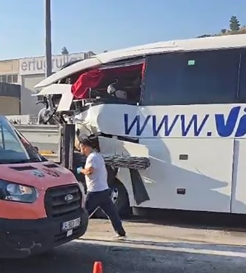 MUĞLA'NIN MİLAS İLÇESİNDE SEYİR HALİNDEKİ VİLLA SEYAHAT FİRMASINA AİT YOLCU OTOBÜSÜ, ÖNÜNDE SEYREDEN TIRA ARKADAN ÇARPMASI SONUCU OTOBÜSTE BULUNAN 2 KİŞİ HAYATINI KAYBETTİ, KAZADA 3'Ü AĞIR 18 KİŞİ YARALANDI.