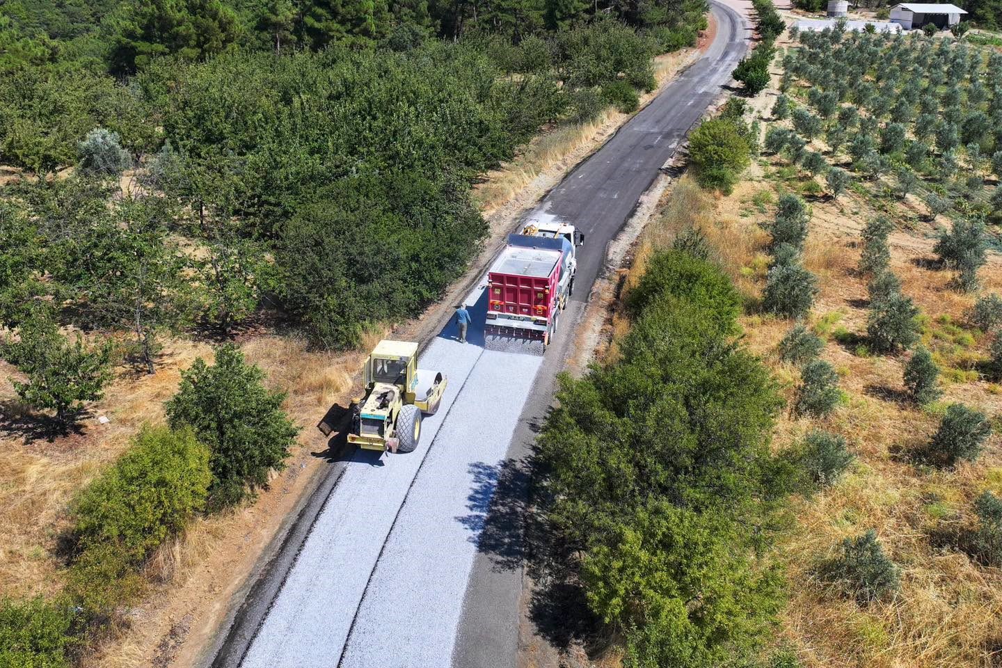 MANİSA BÜYÜKŞEHİR BELEDİYESİ, GÖRDES’TE KARAYAĞCI VE KAYACIK MAHALLELERİNİ BİRBİRİNE BAĞLAYAN 14 KİLOMETRELİK YOLDA İKİNCİ KAT SOĞUK ASFALT ÇALIŞMALARINDA SONA GELDİ. YOLUN TAMAMLANMASIYLA BÖLGEDEKİ ULAŞIMIN DAHA GÜVENLİ VE KONFORLU HALE GELMESİ HEDEFLENİYOR.