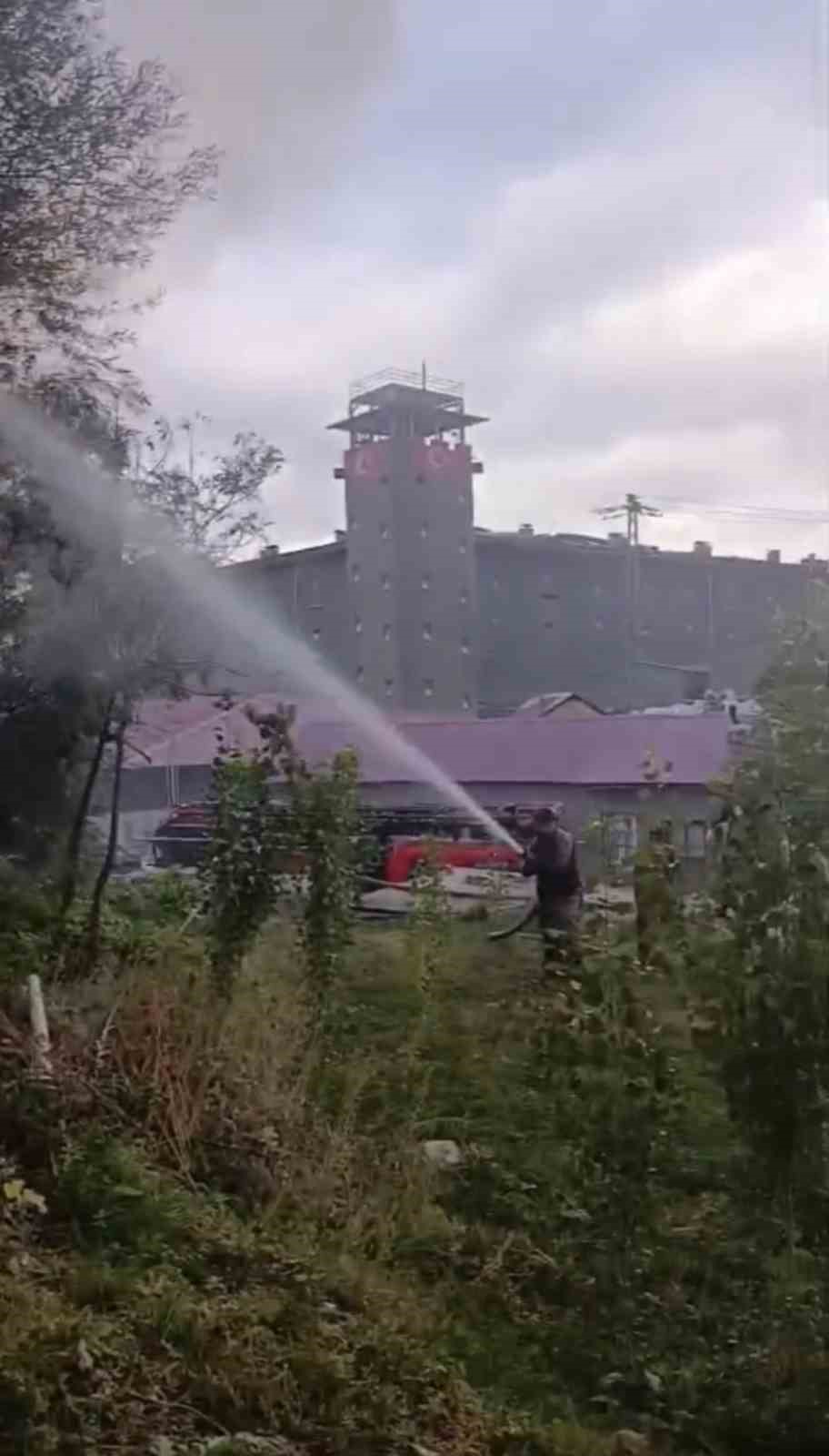 HAKKARİ’NİN YÜKSEKOVA İLÇESİNE BAĞLI DAĞLICA KÖYÜNDEKİ OKUL BİNASINDA ÇIKAN YANGIN SIRASINDA BİR VATANDAŞIN ALEVLERİN ARASINDAKİ TÜRK BAYRAĞINI SON ANDA İNDİREREK KURTARMASI TAKDİR TOPLADI.