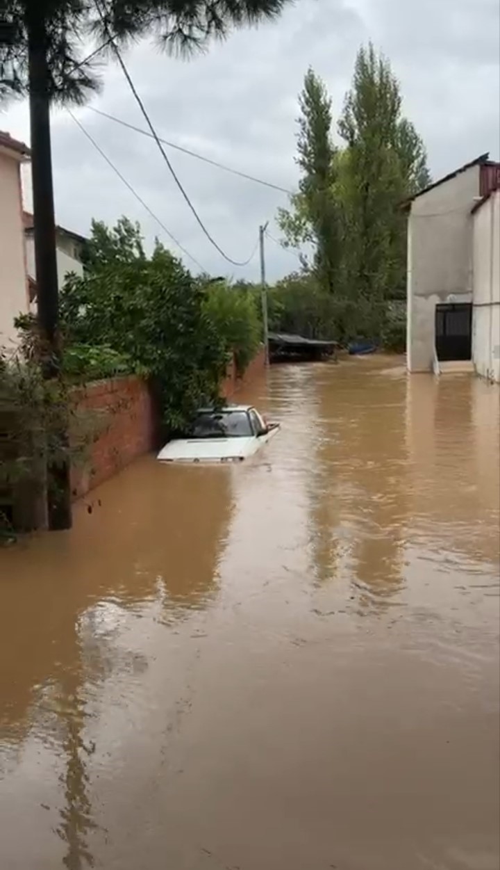 BURSA'DA ETKİLİ OLAN SAĞANAK YAĞIŞIN ARDINDAN MEYDANA GELEN SEL, SU BASKINI, GİDER TIKANMASI VE MAHSUR KALMA OLAYLARINA YÖNELİK EKİPLERİN SAHA ÇALIŞMALARI SÜRÜYOR. KENT GENELİNDE YAPILAN 445 İHBARIN 320'SİNE MÜDAHALE EDİLDİĞİ BİLDİRİLDİ. (ARŞİV)