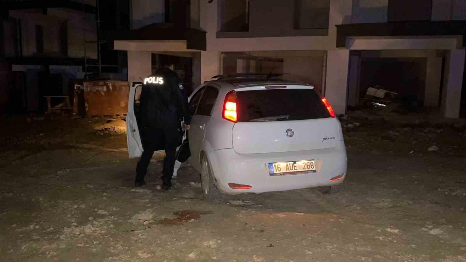 BURSA'NIN İNEGÖL İLÇESİNDE POLİSİN "DUR" İHTARINA UYMAYARAK KAÇAN ALKOLLÜ SÜRÜCÜ, 5 KİLOMETRELİK KOVALAMACANIN ARDINDAN YAKALANDI. ARACI BIRAKIP İNŞAATA SAKLANAN SÜRÜCÜ İLE ARAÇTA BULUNAN ARKADAŞI, POLİS EKİPLERİNE "SÜRÜCÜ BEN DEĞİLİM" DİYEREK BİRBİRLERİNİ SUÇLADI. İKİ ŞAHSIN TARTIŞMASI KISA SÜREDE KAVGAYA DÖNÜŞÜRKEN, TEKME VE YUMRUKLARIN HAVADA UÇUŞTUĞU ANLAR KAMERAYA YANSIDI. ALKOLLÜ SÜRÜCÜYE 550 BİN LİRA CEZA KESİLİRKEN EHLİYETİNE DE 5 YIL EL KONULDU.