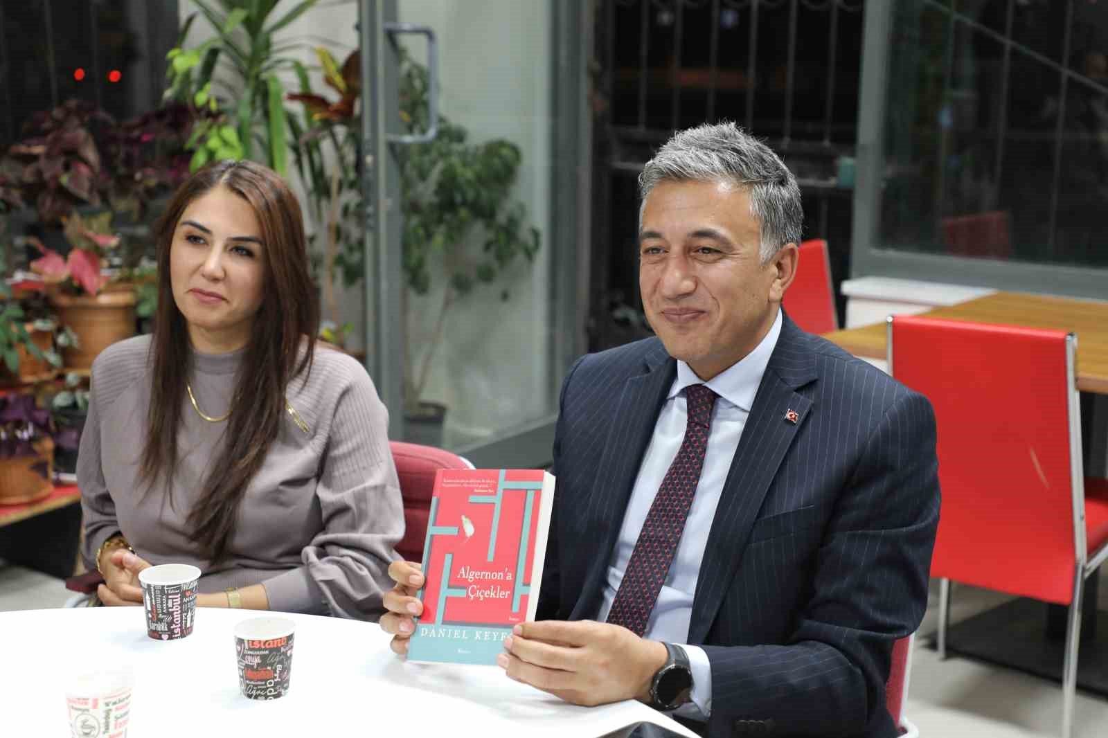 AĞRI'DA ÖĞRETMENLER, "OKUYAN ÖĞRETMENLER, OKUYAN NESİLLER" SLOGANIYLA BAŞLATILAN "MAARİF'İN KALBİNDE KİTAP SOHBETLERİ" PROGRAMINDA KİTAP ETRAFINDA BİR ARAYA GELECEK. PROGRAMIN İLK BULUŞMASINDA ÖĞRETMENLER, BİRLİKTE OKUYACAKLARI KİTABI BELİRLEDİ.