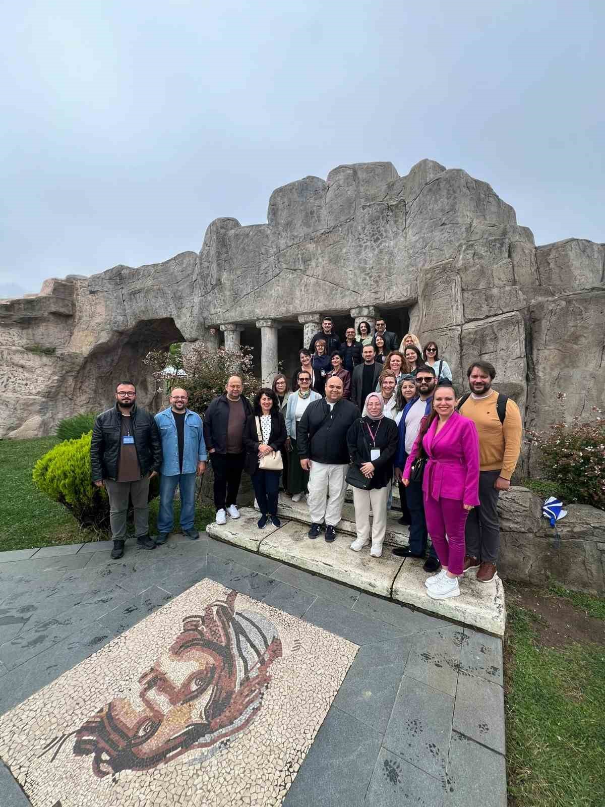 SAMSUN'DA YÜRÜTÜLEN GREEN PHARMACY ERASMUS+ PROJESİ KAPSAMINDA DÜZENLENEN PROGRAMDA, SIRBİSTAN VE BULGARİSTAN’DAN GELEN 18 AKADEMİSYEN VE ÖĞRETMEN, AÇIK EĞİTİM KAYNAKLARININ MESLEKİ EĞİTİMDE KULLANIMINA İLİŞKİN BİLGİ VE DENEYİMLERİNİ PAYLAŞTI.
