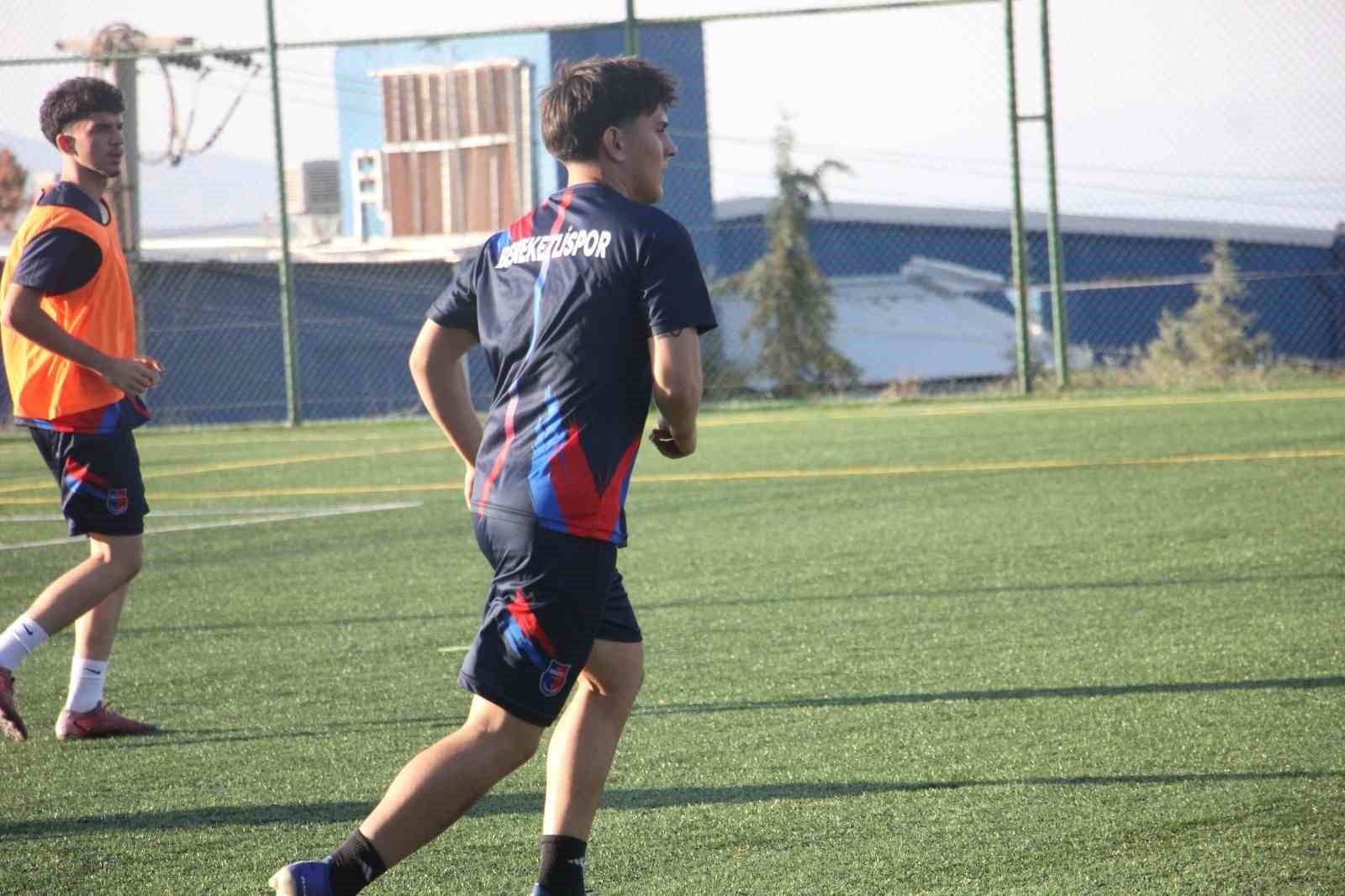 TFF U19 GELİŞİM LİGİ 8. GRUPTA MÜCADELE EDEN BEREKETLİSPOR’UN GENÇ YETENEĞİ BURAK EGE KOCALAR İLK ÜÇ HAFTADA ATTIĞI 4 GOLLE DİKKATLERİ ÜZERİNDE ÇEKMEYE DEVAM EDİYOR. GENÇ KANAT OYUNCUSU KOCALAR HEDEFİNİN İLERİDE ÜST DÜZEY BİR TAKIMDA FORMA GİYMEK OLDUĞUNU SÖYLEDİ.
