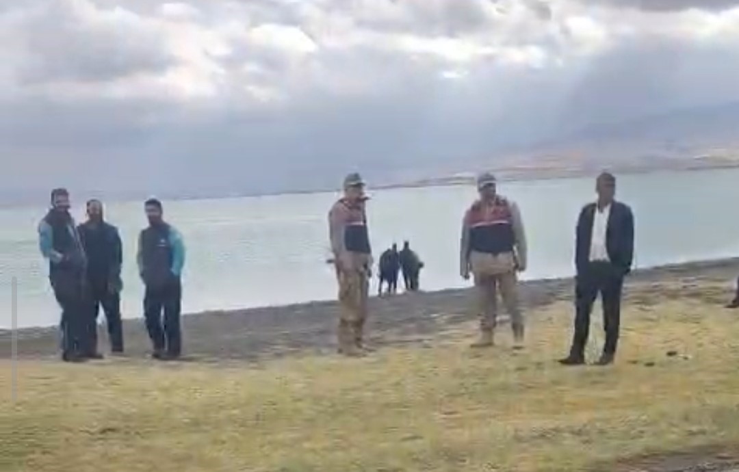 VAN’IN İPEKYOLU İLÇESİNDE SÜRÜCÜSÜNÜN DİREKSİYON HAKİMİYETİNİ KAYBETTİĞİ MİNİBÜS ERÇEK GÖLÜ’NE UÇTU. SÜRÜCÜ GÖLE UÇAN MİNİBÜSTEN KENDİ İMKANLARI İLE ÇIKTI.