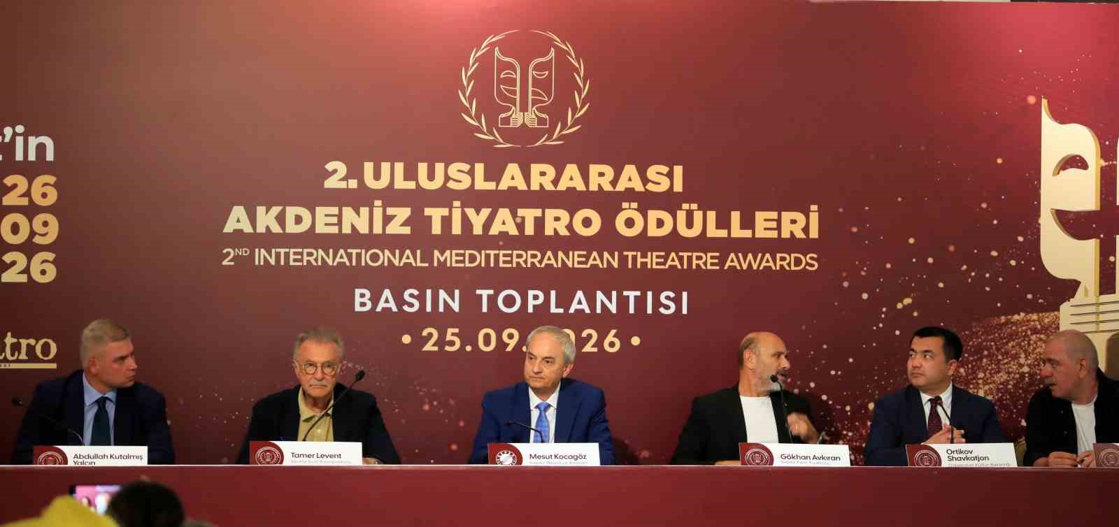 2. ULUSLARARASI TİYATRO ÖDÜLLERİ ÖNCESİ DÜZENLENEN TOPLANTIDA KONUŞAN KEPEZ BELEDİYE BAŞKANI MESUT KOCAGÖZ, KEPEZ’İ SANATIN ÜRETİLDİĞİ VE PAYLAŞILDIĞI GÜÇLÜ BİR KÜLTÜR MERKEZİ HALİNE GETİRMEK İSTEDİKLERİNİ SÖYLEYEREK, “AMACIMIZ TİYATROYU YARIŞTIRMAK DEĞİL, EMEĞİ GÖRÜNÜR KILMAKTIR” DEDİ.