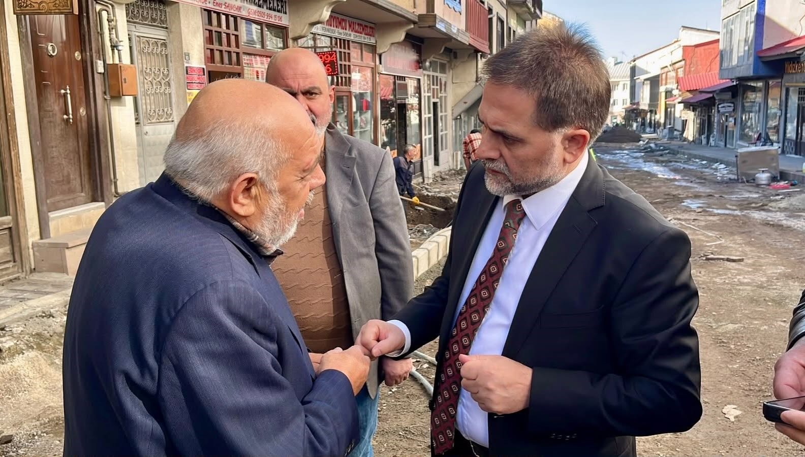 YAKUTİYE BELEDİYE BAŞKANI MAHMUT UÇAR, İLÇE GENELİNDE YÜRÜTÜLEN ALTYAPI VE ÜSTYAPI ÇALIŞMALARINI YAKINDAN TAKİP ETMEYİ SÜRDÜRÜYOR. BAŞKAN UÇAR, BU KAPSAMDA BAT PAZARI CADDESİ’NDE BELEDİYE EKİPLERİ TARAFINDAN GERÇEKLEŞTİRİLEN ÇALIŞMALARI YERİNDE İNCELEYEREK BÖLGE ESNAFIYLA BİR ARAYA GELDİ.