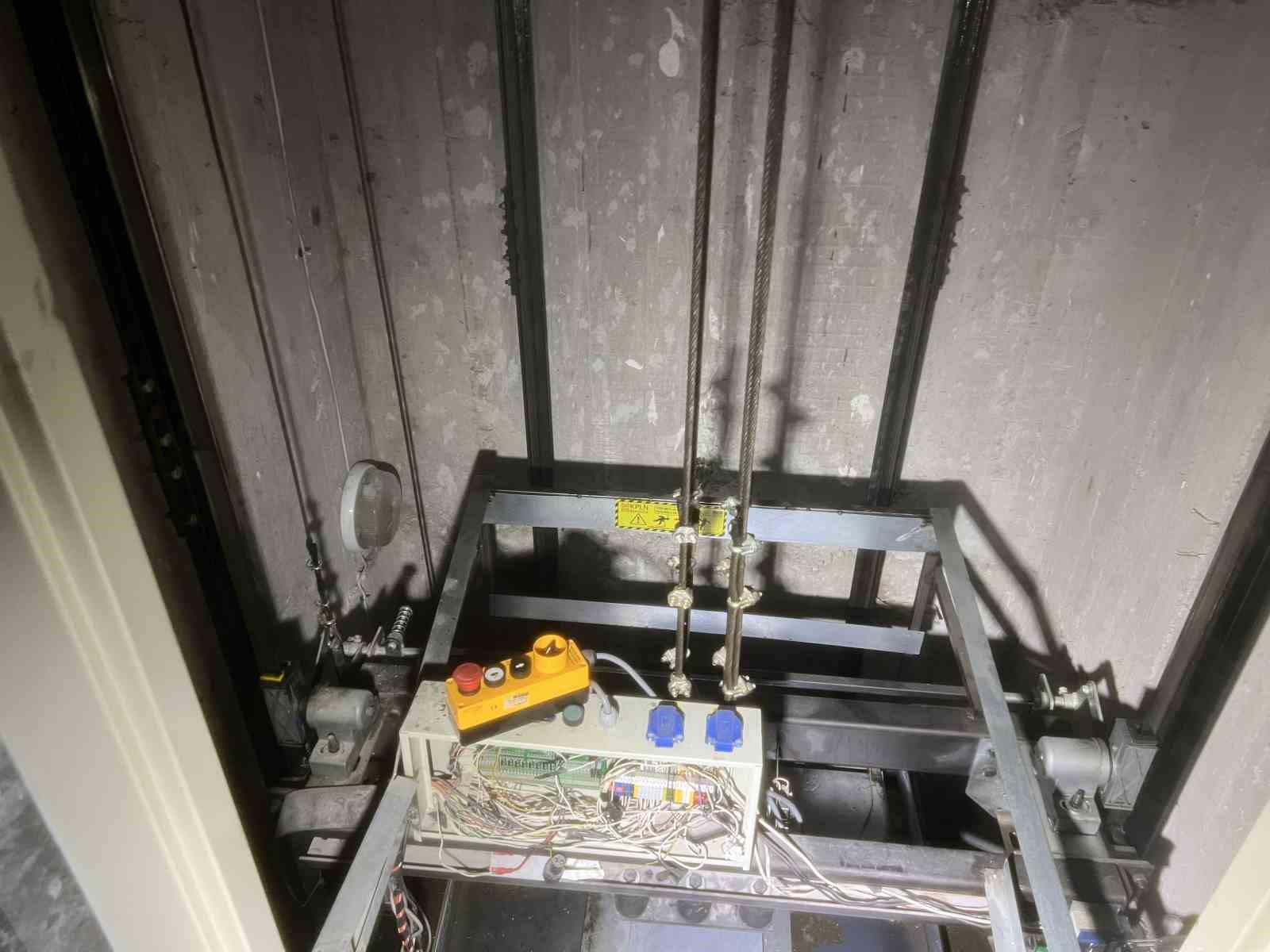 BURSA’DA BİR APARTMANDAN YÜKSELEN YOĞUN DUMAN, VATANDAŞLARA KORKU DOLU ANLAR YAŞATTI. İTFAİYE EKİPLERİNİN MÜDAHALESİYLE YAPILAN İNCELEMEDE YANGIN OLMADIĞI, DUMANIN ASANSÖR BOŞLUĞUNDA AŞIRI ISINAN HALATTAN KAYNAKLANDIĞI BELİRLENDİ.