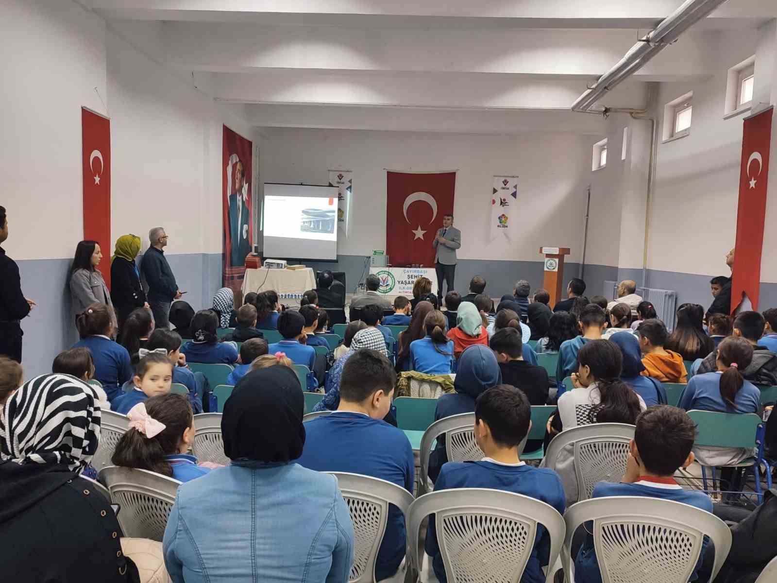 KÜTAHYA’NIN ALTINTAŞ İLÇESİNDE TÜBİTAK 4009 KAPSAMINDA GERÇEKLEŞTİRİLEN "GELENEKTEN GELECEĞE: KÖYDE BİLİM, TEKNOLOJİ VE TARIMSAL BİLGİ BULUŞMASI" PROJESİ, SÜRDÜRÜLEBİLİR TARIM SÖYLEŞİSİYLE SONA ERDİ.