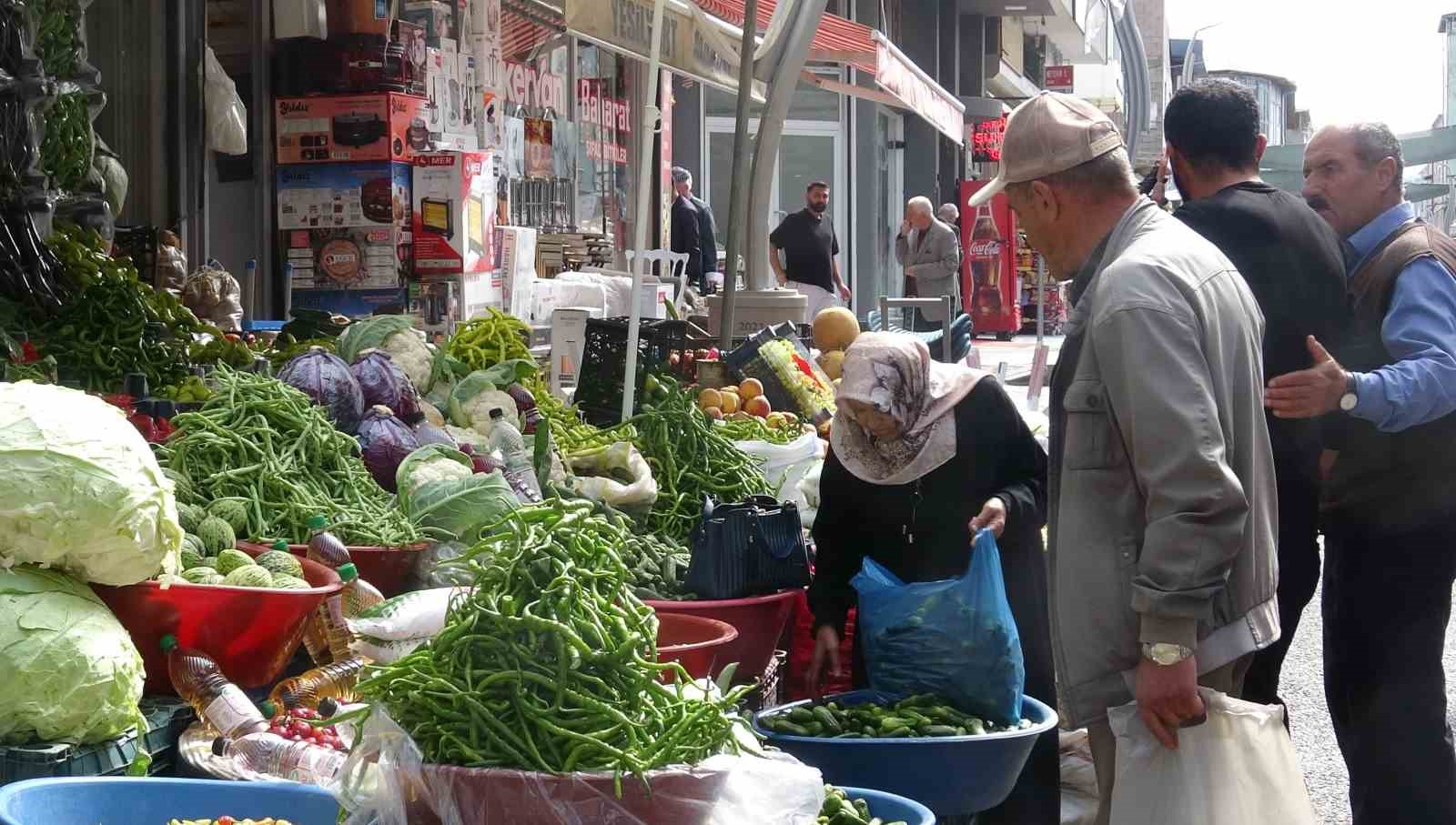 VAN’DA KIŞ MEVSİMİ ÖNCESİ HAZIRLIK YAPAN VATANDAŞLAR, TURŞU VE KONSERVE YAPIMINDA KULLANACAKLARI SEBZELERİ ALMAK İÇİN PAZARLARIN YOLUNU TUTTU.