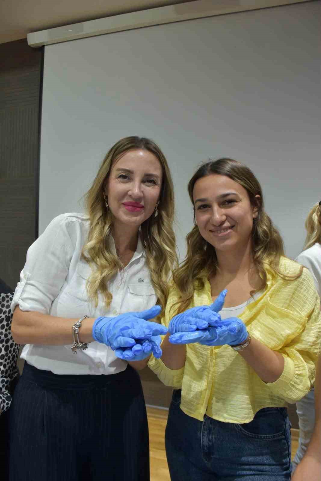 AYDIN’DA DÜNYA ŞEKERE DİKKAT HAFTASI KAPSAMINDA DÜZENLENEN ATÖLYEDE KATILIMCILAR, İLAVE ŞEKER İÇERMEYEN VE PİŞİRME GEREKTİRMEYEN PRATİK TARİFLERİ UYGULAMALI OLARAK HAZIRLAYIP TADINA BAKTI.