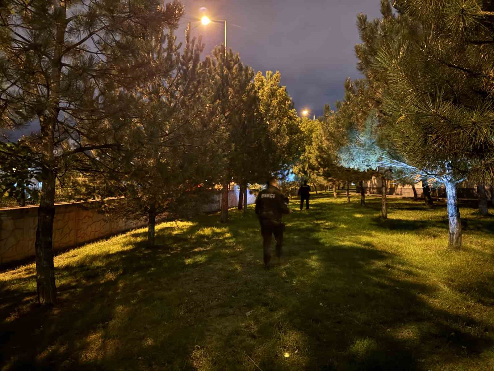 KAYSERİ’NİN MELİKGAZİ İLÇESİNDE BIÇAKLI KAVGA İHBARINA GİDEN POLİS EKİPLERİNDEN KAÇAN ŞÜPHELİLER GERİYE EŞYALARINI BIRAKTI.