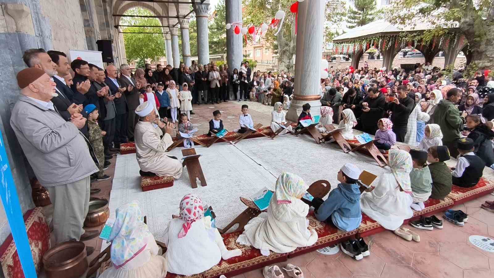TOKAT’TA BU YIL İKİNCİSİ DÜZENLENEN OSMANLI GELENEĞİ AMİN ALAYI PROGRAMINDA, 4-6 YAŞ GRUBU ÖĞRENCİLER TARİHİ SULUSOKAK’TAN ALİPAŞA CAMİİ’NE YÜRÜYEREK DUA ETTİ.