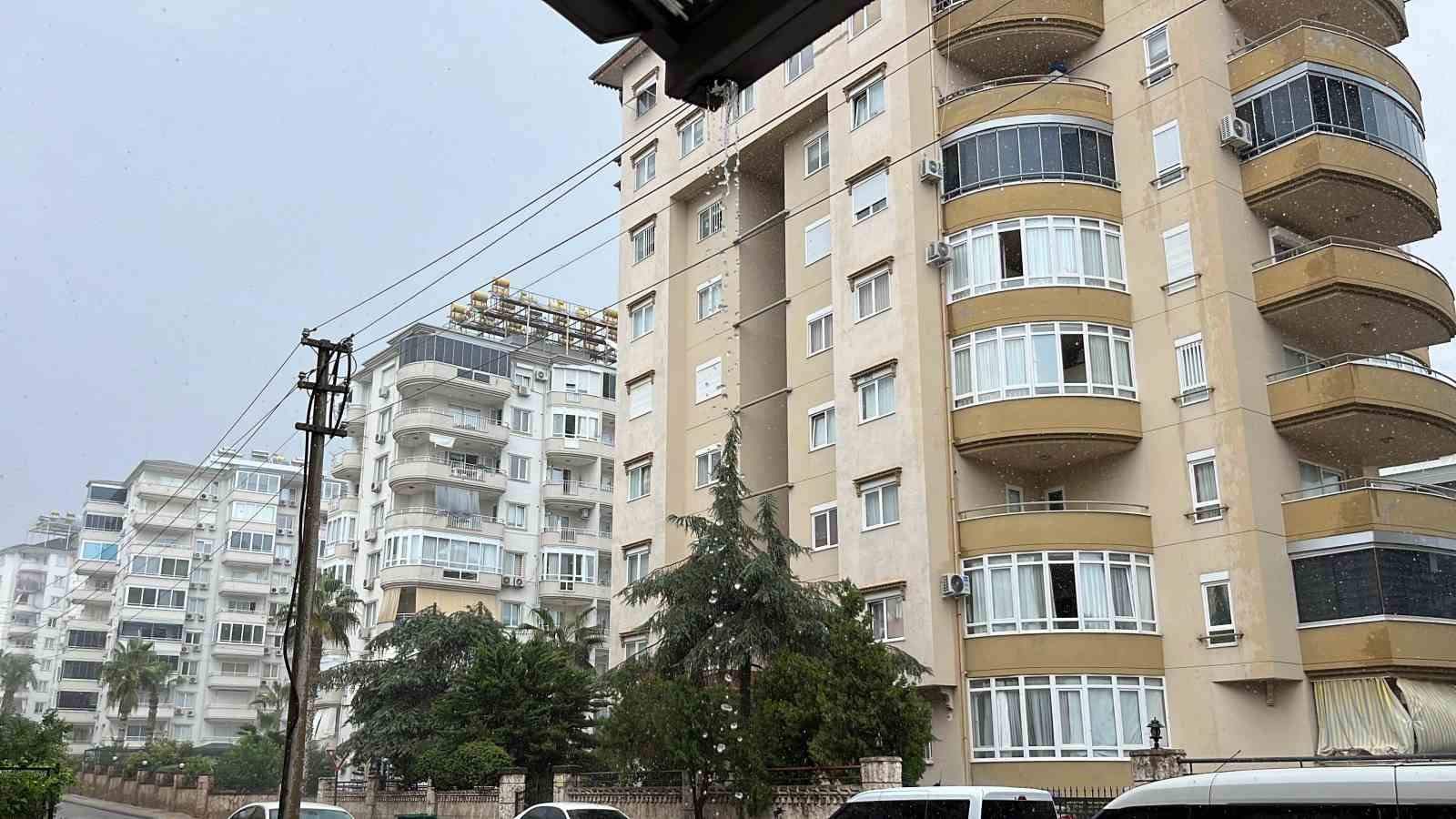 ANTALYA’NIN ALANYA İLÇESİNDE ÖĞLE SAATLERİNDE ETKİLİ OLAN GÖK GÜRÜLTÜLÜ SAĞANAK YAĞIŞ, HAYATI OLUMSUZ ETKİLEDİ. YAKLAŞIK YARIM SAAT ETKİLİ OLAN YAĞIŞIN ARDINDAN HAVA YENİDEN GÜNEŞLİ HAVAYA DÖNDÜ.