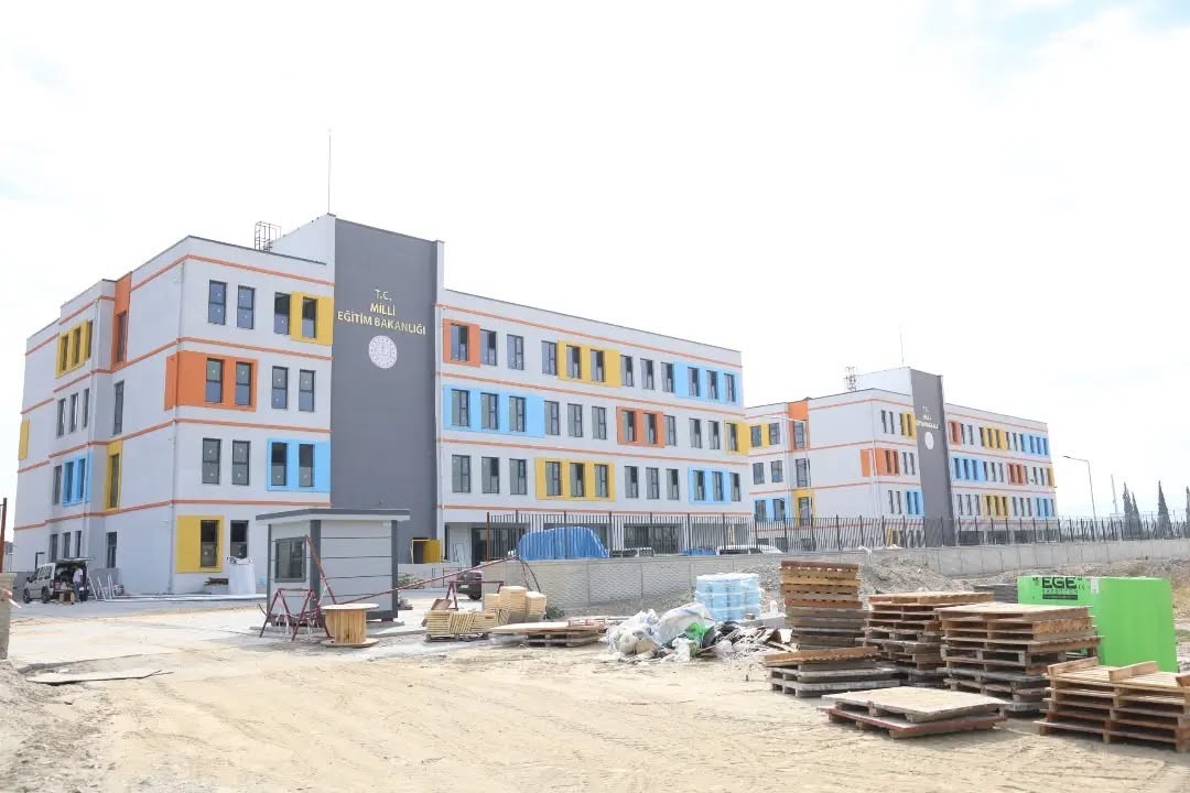 İNCİRLİOVA’DA MİLLİ EĞİTİM BAKANLIĞI VE DÜNYA BANKASI TARAFINDAN YAPIMI SÜRDÜRÜLEN OKULLAR KAMPÜSÜ’NDE İNCELEME YAPAN BELEDİYE BAŞKANI AYTEKİN KAYA, OKULLARIN İHTİYAÇLARININ BELİRLENMESİNİN ARDINDAN YAĞMUR SUYU HATTI, YOL VE ÇEVRE DÜZENLEMESİ ÇALIŞMALARININ BAŞLATILMASI İÇİN SÜRECİ BAŞLATTIKLARINI AÇIKLADI.