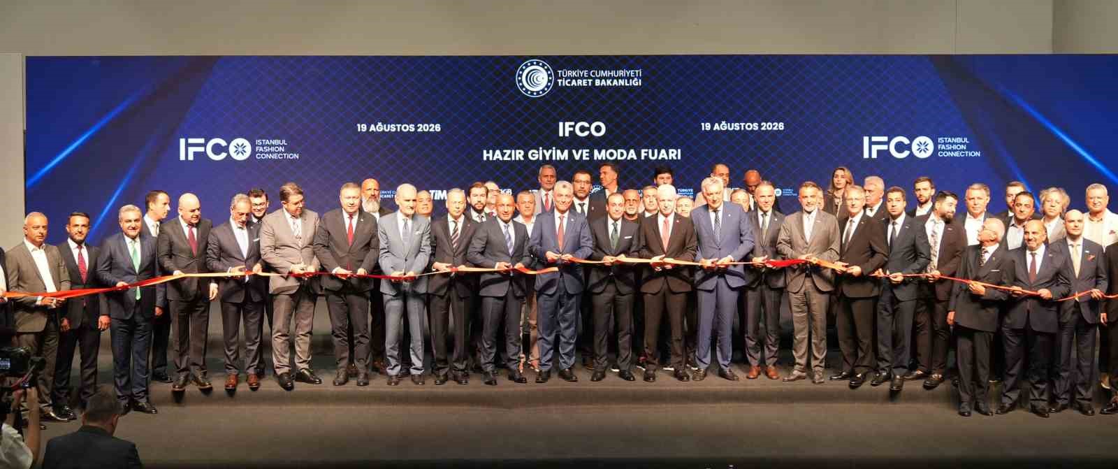 TİCARET BAKANI ÖMER BOLAT, 10'UNCU IFCO HAZIR GİYİM FUARI'NA KATILDI. BOLAT, AÇILIŞTA YAPTIĞI KONUŞMADA TOPLAM MAL VE HİZMET İHRACATININ TEMMUZ AYI İTİBARİYLE 400 MİLYAR DOLARI AŞTIĞINI AÇIKLADI.