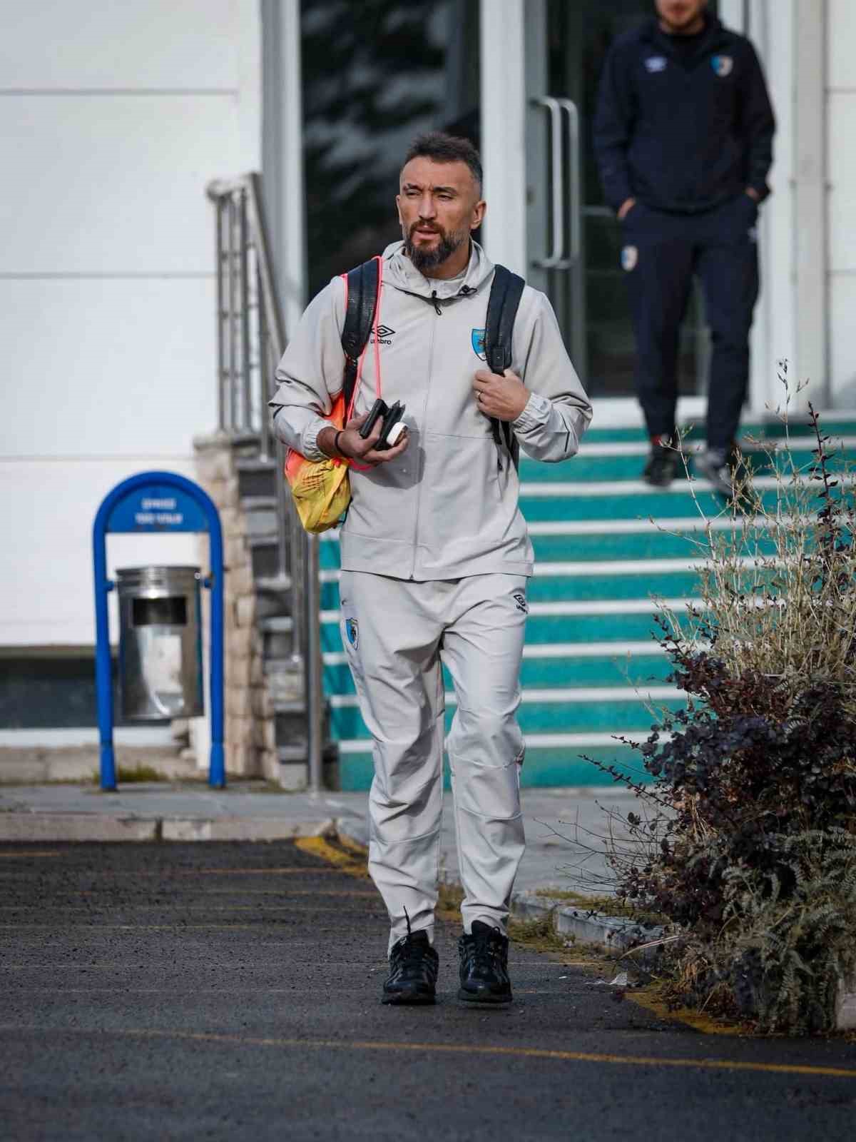 TRENDYOL SÜPER LİG'İN 7. HAFTASINDA DEPLASMANDA CORENDON ALANYASPOR İLE KARŞILAŞACAK OLAN ERZURUMSPOR FK, BU MAÇIN HAZIRLIKLARINI ANTALYA'DA SÜRDÜRMEK ÜZERE HAREKET ETTİ.