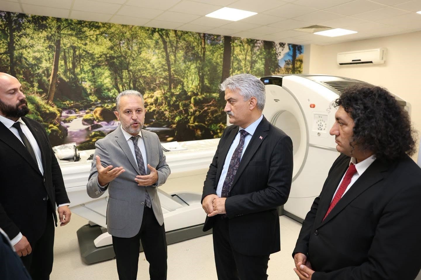İL SAĞLIK MÜDÜRÜ DR. YASİN YILMAZ’DAN YÜRÜTÜLEN ÇALIŞMALAR HAKKINDA BİLGİ ALAN VALİ MAKAS, BİRİMİN KISA SÜRE İÇERİSİNDE FAALİYETE GEÇMESİ İÇİN SÜRDÜRÜLEN HAZIRLIKLARI YERİNDE DEĞERLENDİRDİ.