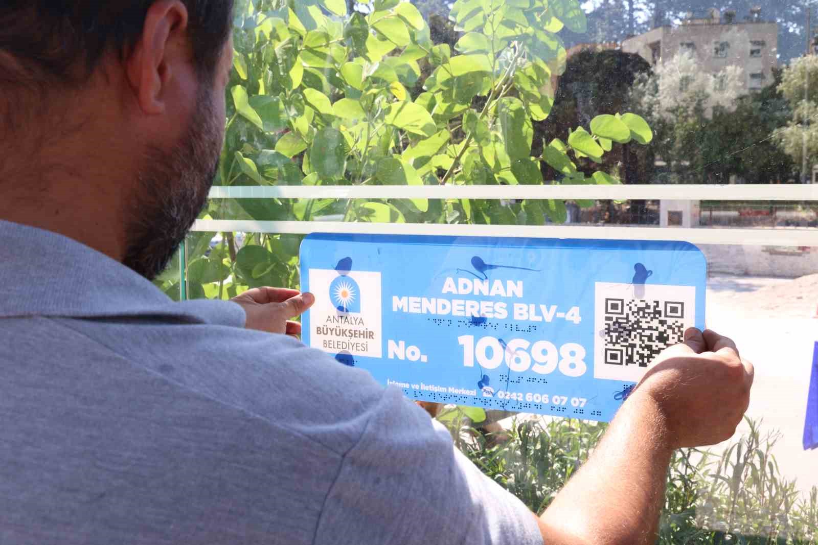 ANTALYA BÜYÜKŞEHİR BELEDİYESİ, ENGELLİ VATANDAŞLARIN ŞEHİR İÇİ TOPLU ULAŞIMA DAHA KOLAY ERİŞEBİLMESİ İÇİN ÇALIŞMALARINI SÜRDÜRÜYOR. ÇALIŞMALAR ÇERÇEVESİNDE ANTALYA KENT MERKEZİNDEKİ BİN 200 HALK OTOBÜSÜ DURAĞINA BRAİLLE ALFABELİ (KABARTMA YAZILI) VE QR KODLU LEVHALAR YERLEŞTİRİLECEK.