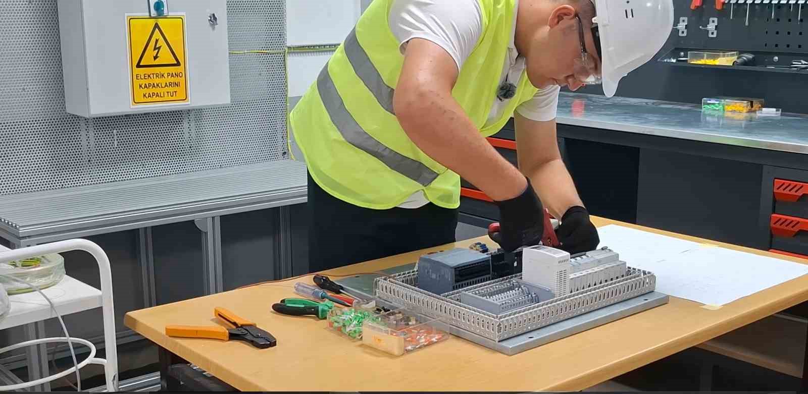 TEKNOFEST KAPSAMINDA DÜZENLENEN MESLEKİ YETENEK YARIŞMALARI’NDA BÜYÜK BİR BAŞARIYA İMZA ATAN DOSTEK KOLEJİ ÖĞRENCİLERİ, 18-20 EYLÜL TARİHLERİNDE DİYARBAKIR’DA GERÇEKLEŞTİRİLECEK FİNALLERDE YARIŞMAYA HAK KAZANDI.