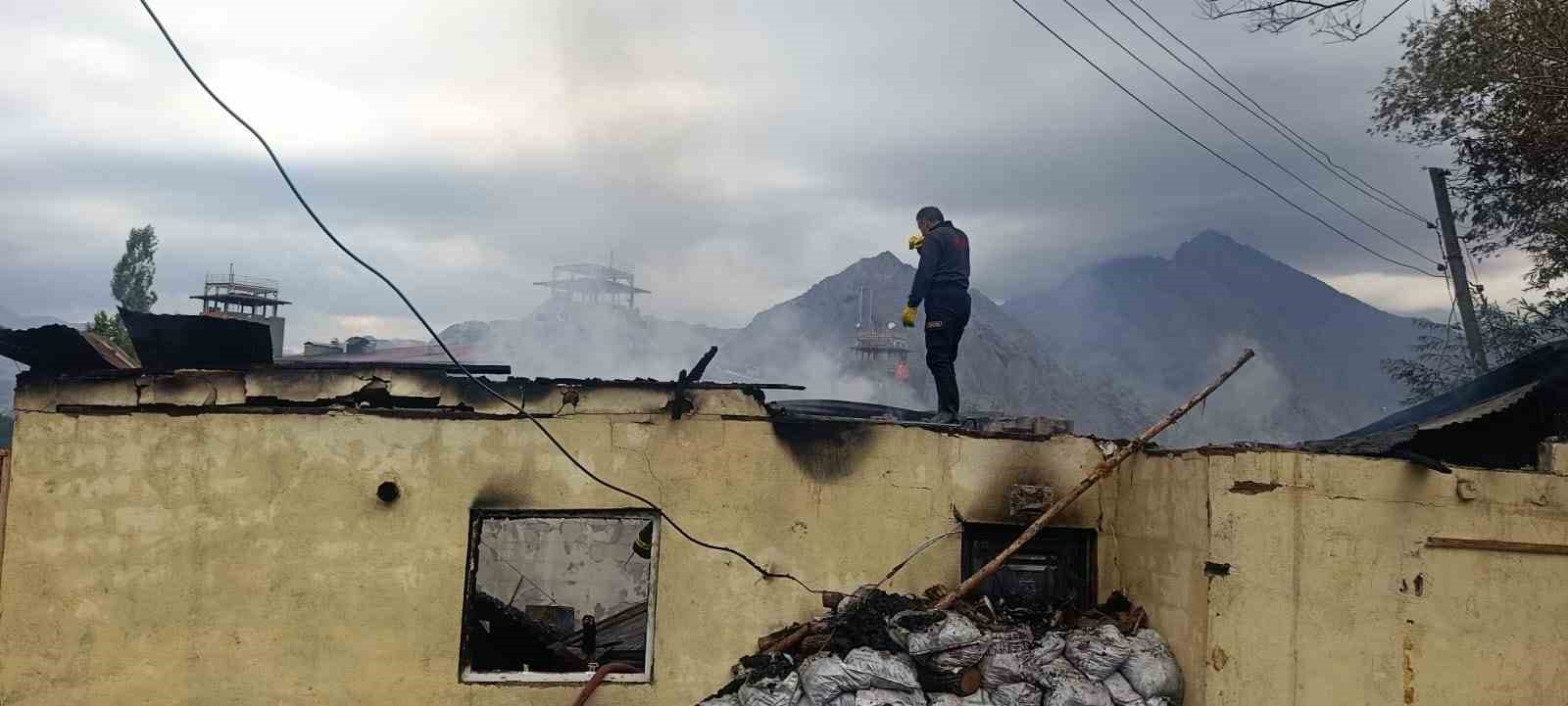 HAKKARİ'NİN YÜKSEKOVA İLÇESİNE BAĞLI DAĞLICA KÖYÜNDEKİ ŞEHİT İSTİKAM UZMAN ÇAVUŞ LOKMAN ÇOBAN İLK VE ORTAOKULUNDA YANGIN ÇIKTI.