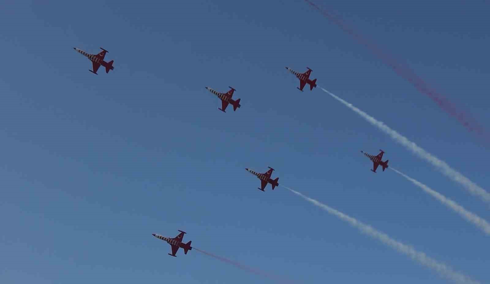 YALOVA’DA  TÜRK YILDIZLARI TARAFINDAN GÖSTERİ UÇUŞU GERÇEKLEŞTİRİLDİ.