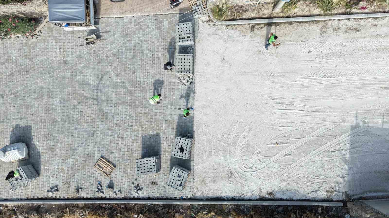 BODRUM BELEDİYESİ, KENT GENELİNDE UYGUN CADDE VE SOKAKLARDA BETON KİLİT PARKE TAŞI İLE YOL YAPIM ÇALIŞMALARINA DEVAM EDİYOR.