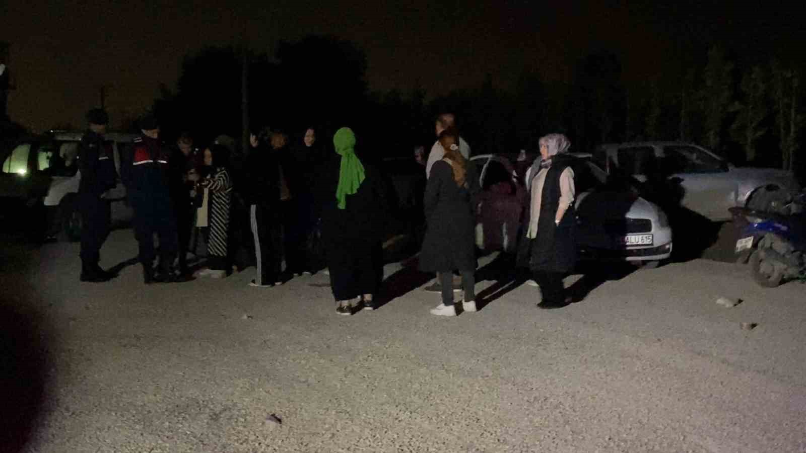 BURSA’NIN İNEGÖL İLÇESİNDE FAALİYET GÖSTEREN BİR GİYSİ FABRİKASINDA, 2 AYDIR MAAŞLARINI ALAMADIKLARINI ÖNE SÜREN İŞÇİLER İLE FABRİKA YETKİLİLERİ ARASINDA GERGİNLİK YAŞANDI. İHBAR ÜZERİNE OLAY YERİNE GELEN JANDARMA EKİPLERİ, TARAFLARI SAKİNLEŞTİREREK UZLAŞMA SAĞLAMAYA ÇALIŞTI.
