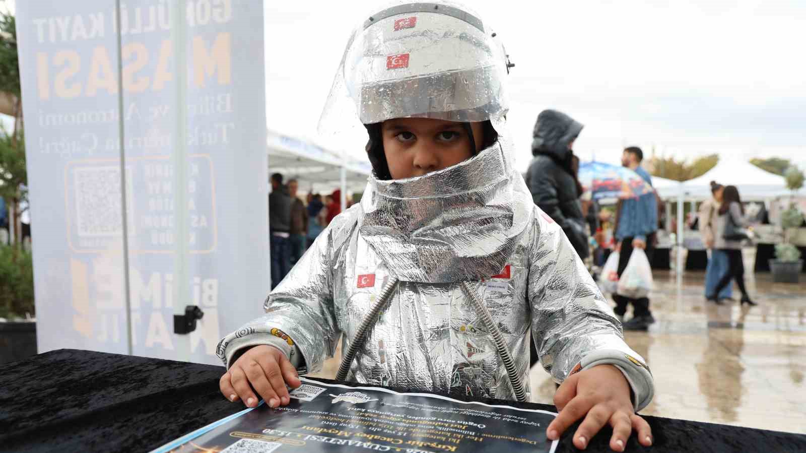 KIRŞEHİRLİLER, BİLİM VE AMATÖR ASTRONOMİ KULÜBÜ İŞ BİRLİĞİNDE, TARİHİ CACABEY MEDRESESİ ÖNÜNDEKİ ALANDA DÜZENLENEN HALK BİLİM PROGRAMINDA BİR ARAYA GELDİ.