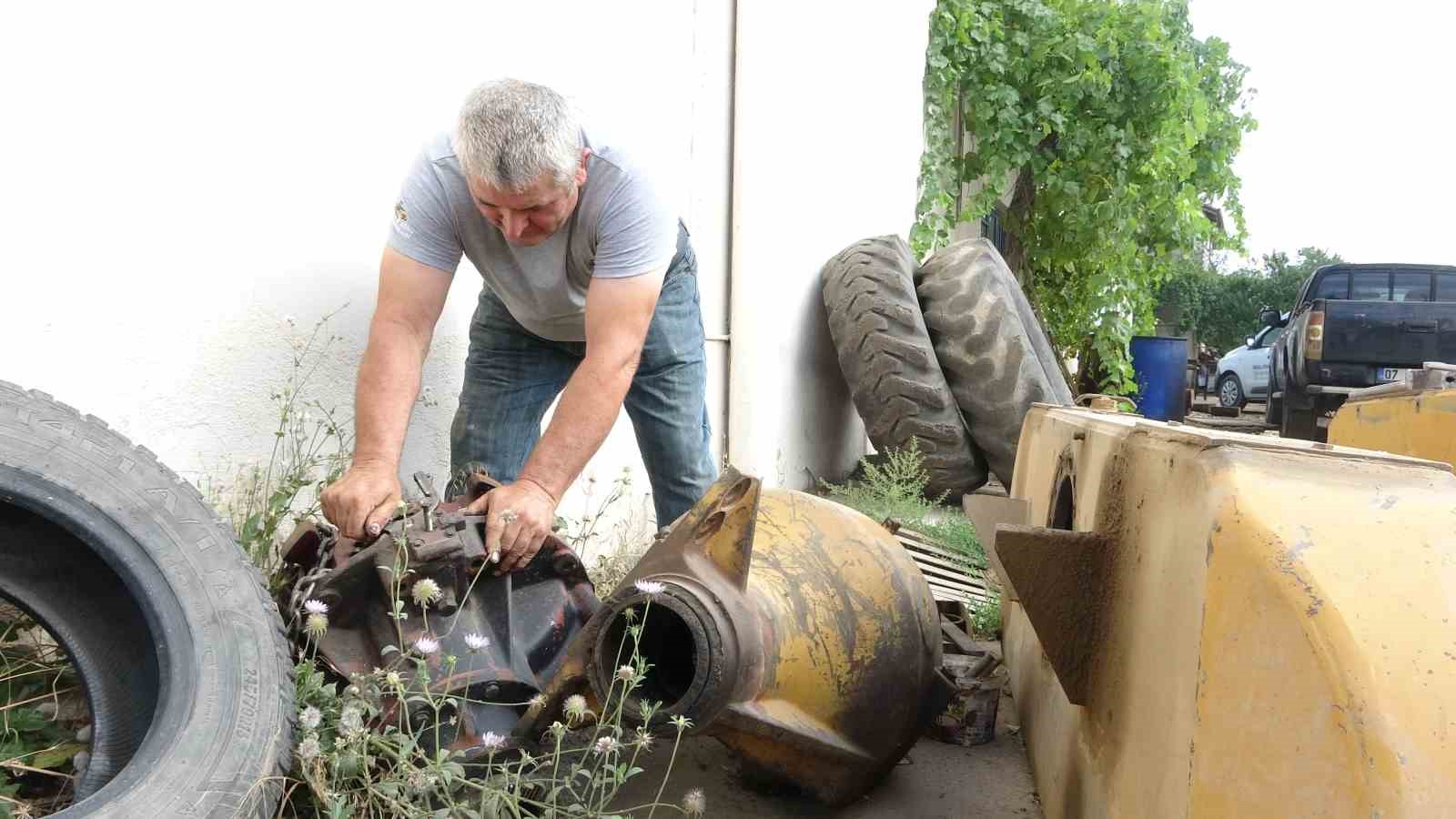 MESLEĞE 10 YAŞINDA BAŞLAYAN VE YILLARINI İŞ MAKİNELERİNİN TAMİRİNE ADAYAN AHMET MERAL, HİDROLİK, MOTOR, ŞANZIMAN VE DİFERANSİYEL SİSTEMLERİNİN KOMPLE REVİZYONUNU YAPIYOR.