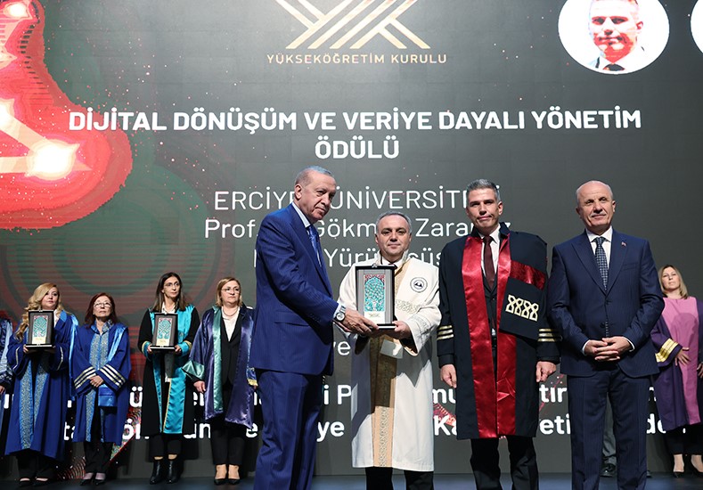 PROGRAM, 2026 YILI YÖK ÜSTÜN BAŞARI ÖDÜLLERİNİN TAKDİMİ VE HATIRA FOTOĞRAFI ÇEKİMİ İLE SON BULDU.