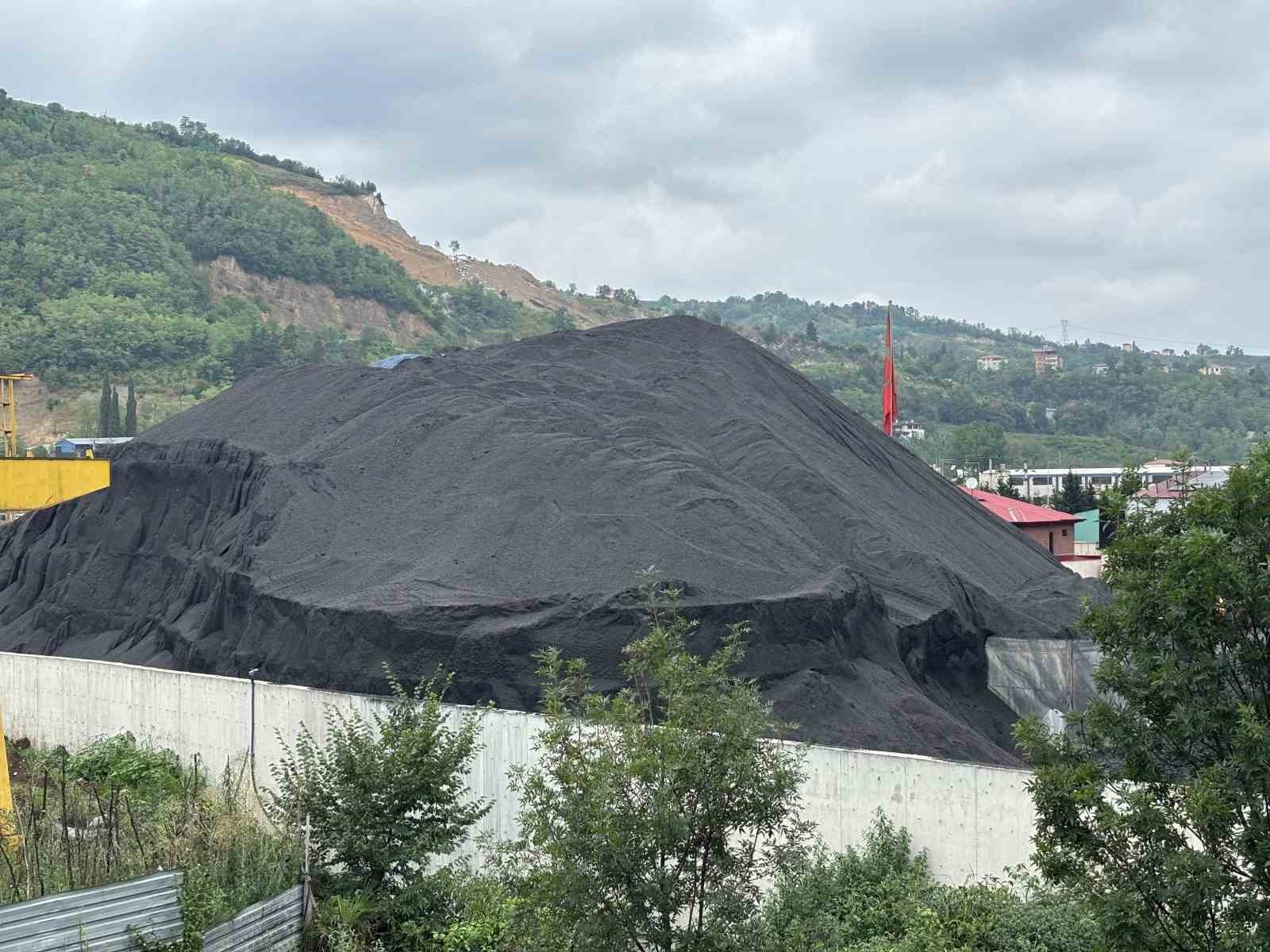 YURTDIŞINDAN GEMİLERLE TRABZON’A GETİRİLEN KÖMÜRLERİN ELEME, PAKETLEME VE DEPOLAMA İŞLEMLERİNİ YAPAN 7’Sİ DEĞİRMENDERE VADİSİ’NDE 1’İ DE YOMRA İLÇESİNDE BULUNAN TOPLAM 8 TESİSİN FAALİYETLERİ, OLUMSUZ ÇEVRESEL ETKİLER VE İNSAN SAĞLIĞINI TEHDİT ETTİĞİ GEREKÇESİYLE ÇEVRE, ŞEHİRCİLİK VE İKLİM DEĞİŞİKLİĞİ İL MÜDÜRLÜĞÜ TARAFINDAN DURDURULDU.
