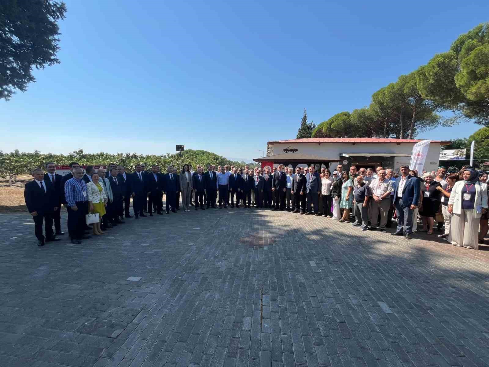 AYDIN’IN DÜNYACA ÜNLÜ İNCİRİNİN GELECEĞİNİN ELE ALINDIĞI İNCİR ÇALIŞTAYI, İNCİR ARAŞTIRMA ENSTİTÜSÜ’NDE BAŞLADI. ÜÇ GÜN SÜRECEK ÇALIŞTAYDA İKLİM DEĞİŞİKLİĞİ, KURAKLIK, MİKOTOKSİNLER, ÜRETİM, İHRACAT VE SÜRDÜRÜLEBİLİR İNCİR YETİŞTİRİCİLİĞİ MASAYA YATIRILIYOR.