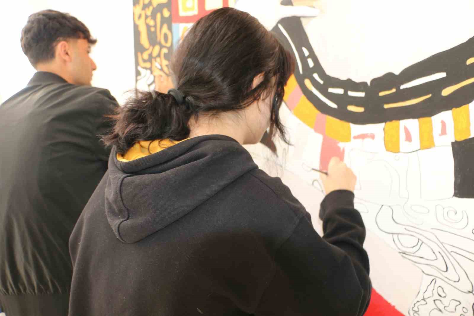 DİYARBAKIR’DA GÜZEL SANATLAR LİSESİ ÖĞRENCİLERİ, KENDİLERİNİ TUVALLERLE SINIRLAMAYARAK OKUL DUVARLARINI SANATSAL FİGÜRLERLE RENKLENDİRİYOR.