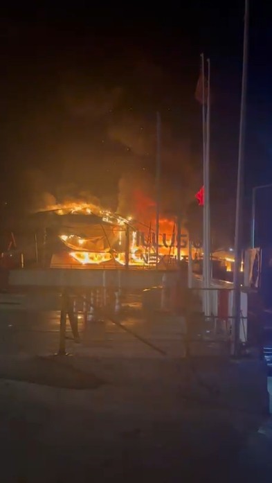 ANTALYA’NIN ALANYA İLÇESİNDE GECE SAATLERİNDE BİR EĞLENCE MEKANINDA ÇIKAN YANGIN, İTFAİYE EKİPLERİNİN SAATLER SÜREN ÇALIŞMASI SONUCU SÖNDÜRÜLDÜ. YARALANIN OLMADIĞI YANGINDA EĞLENCE MEKANI TAMAMEN KULLANILAMAZ HALE GELİRKEN, YANGININ BOYUTU SABAH SAATLERİNDE HAVADAN DRON İLE GÖRÜNTÜLENDİ.