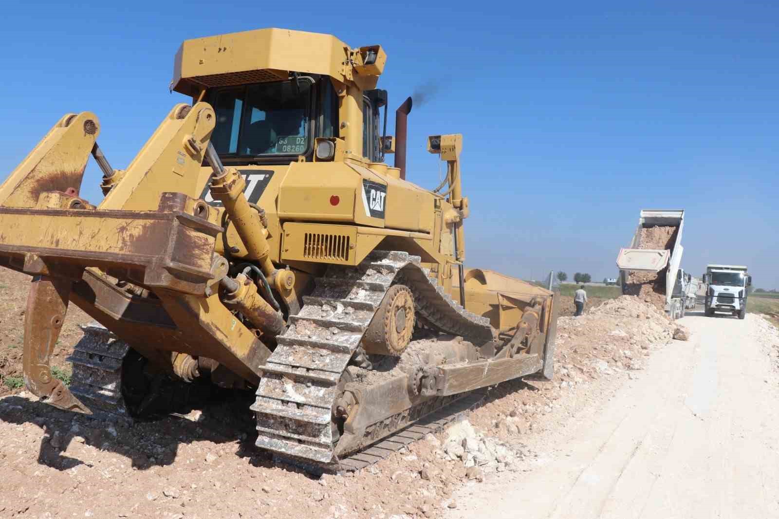 HARRAN’DA YOLLAR BÜYÜKŞEHİR BELEDİYESİYLE YENİLENİYOR