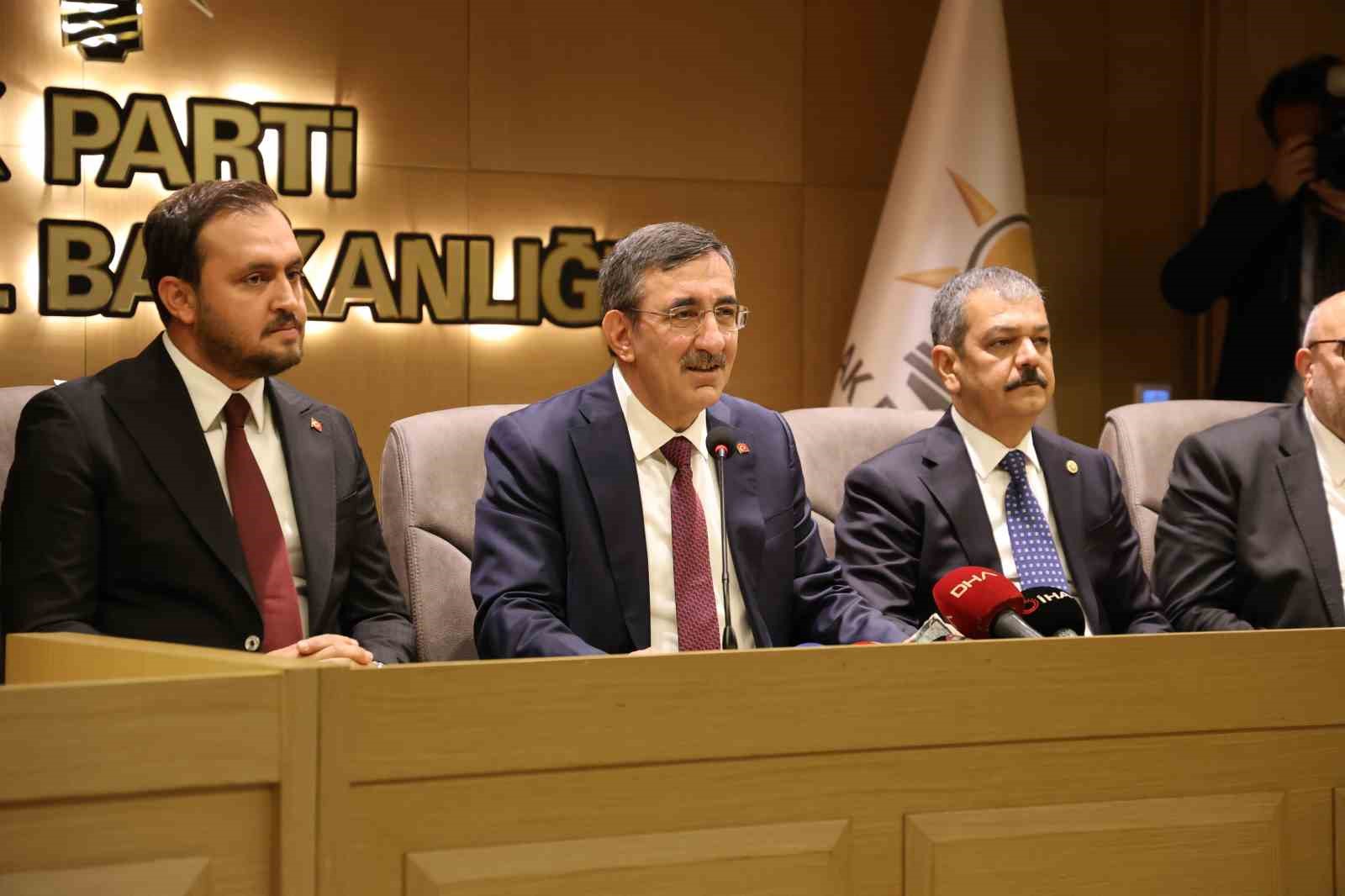 ELAZIĞ'DA AK PARTİ TEŞKİLATIYLA BULUŞAN VE BURADA AÇIKLAMALARDA BULUNAN CUMHURBAŞKANI YARDIMCISI CEVDET YILMAZ, CUMHURBAŞKANI RECEP TAYYİP ERDOĞAN'IN BM'DE YAPTIĞI KONUŞMAYA DEĞİNEREK " NETANYAHU HÜKÜMETİNİN TÜRKİYE CUMHURİYETİ'NE LAF SÖYLEMESİNİN HİÇBİR KIYMETİHARBİYESİ YOKTUR" DEDİ.