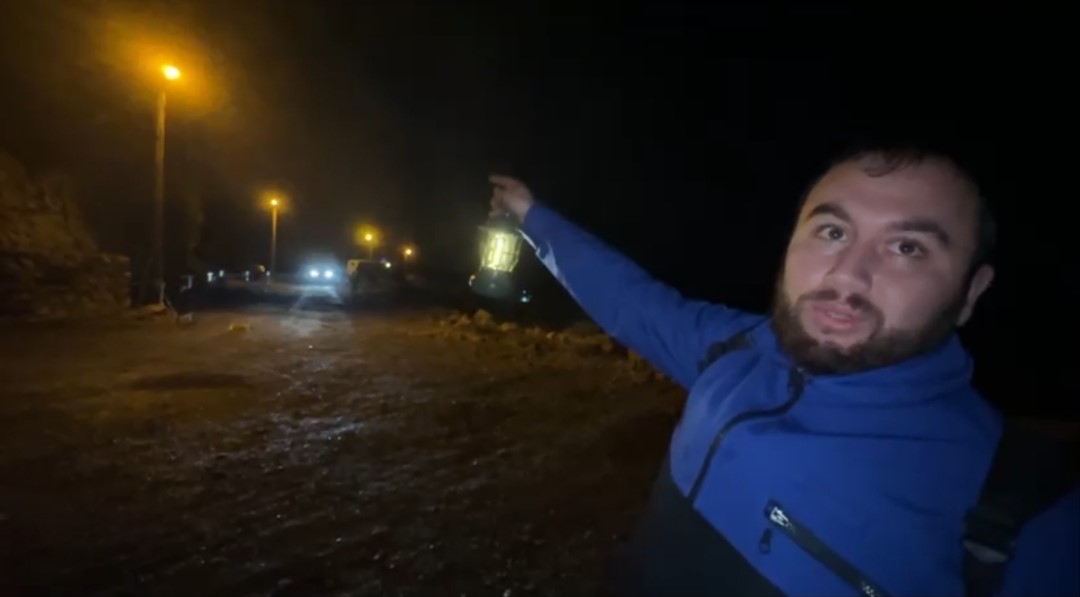 BARTIN'IN AMASRA İLÇESİNDE KAYA PARÇALARI, TURİSTLERİN KARAVANLARININ BULUNDUĞU YOLA DÜŞTÜ.