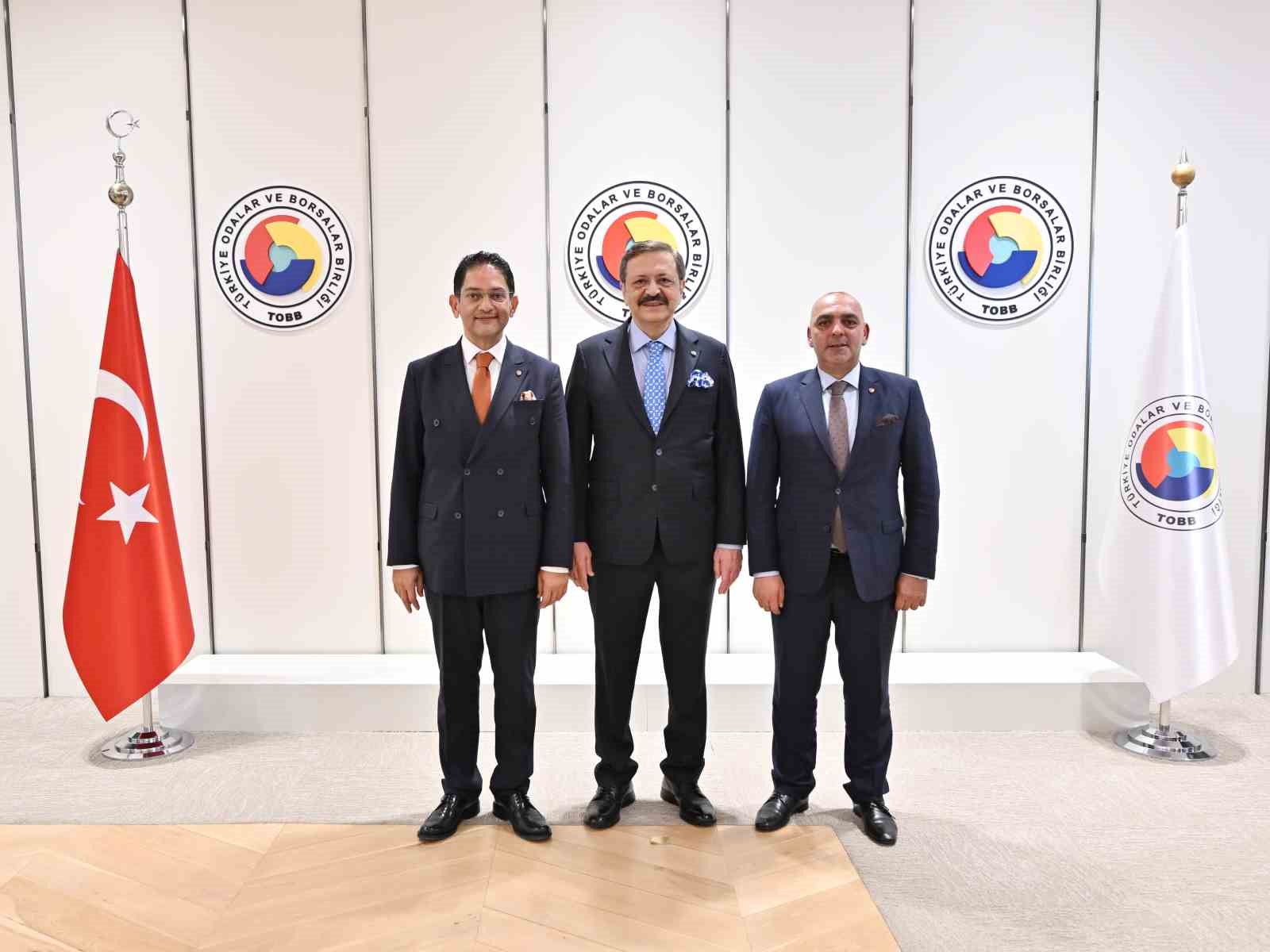 ERZURUM TİCARET BORSASI (ETB) YÖNETİM KURULU BAŞKANI HAKAN ORAL, MECLİS BAŞKANI YAVUZ GÜNEY VE BERABERİNDEKİ MECLİS ÜYELERİ, TÜRKİYE ODALAR VE BORSALAR BİRLİĞİ (TOBB) BAŞKANI M. RİFAT HİSARCIKLIOĞLU’NU ZİYARET ETTİ.