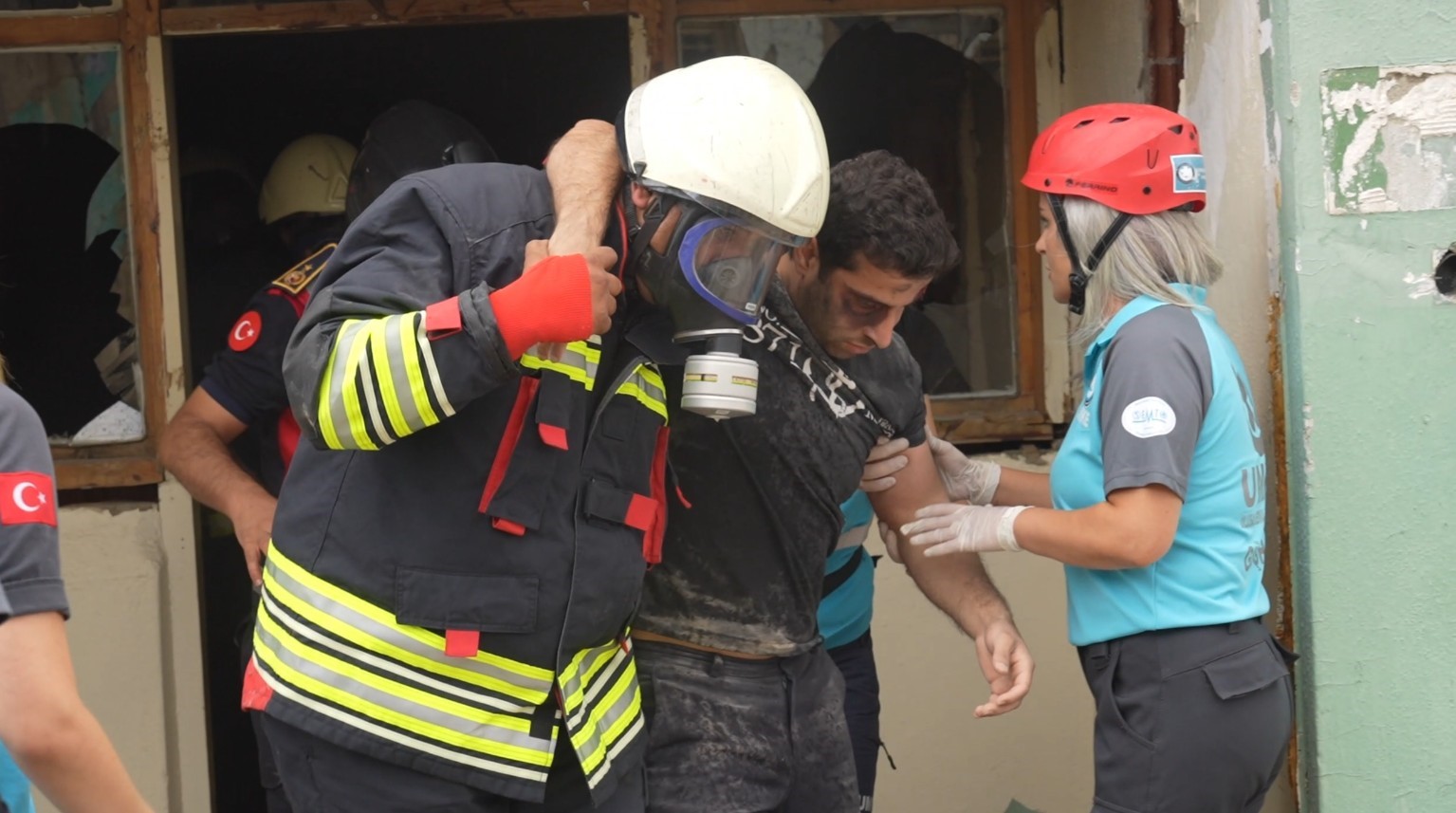AFAD KOORDİNASYONUNDA GÜMÜŞHANE'NİN KELKİT İLÇESİNDE KAPSAMLI DEPREM TATBİKATI GERÇEKLEŞTİRİLDİ. ERZİNCAN MERKEZLİ 6,9 BÜYÜKLÜĞÜNDEKİ DEPREM SENARYOSUNUN UYGULANDIĞI TATBİKATTA ARAMA KURTARMA, SAĞLIK, TAHLİYE, GÜVENLİK, ALTYAPI VE PSİKOSOSYAL DESTEK ÇALIŞMALARI GERÇEKLEŞTİRİLDİ.