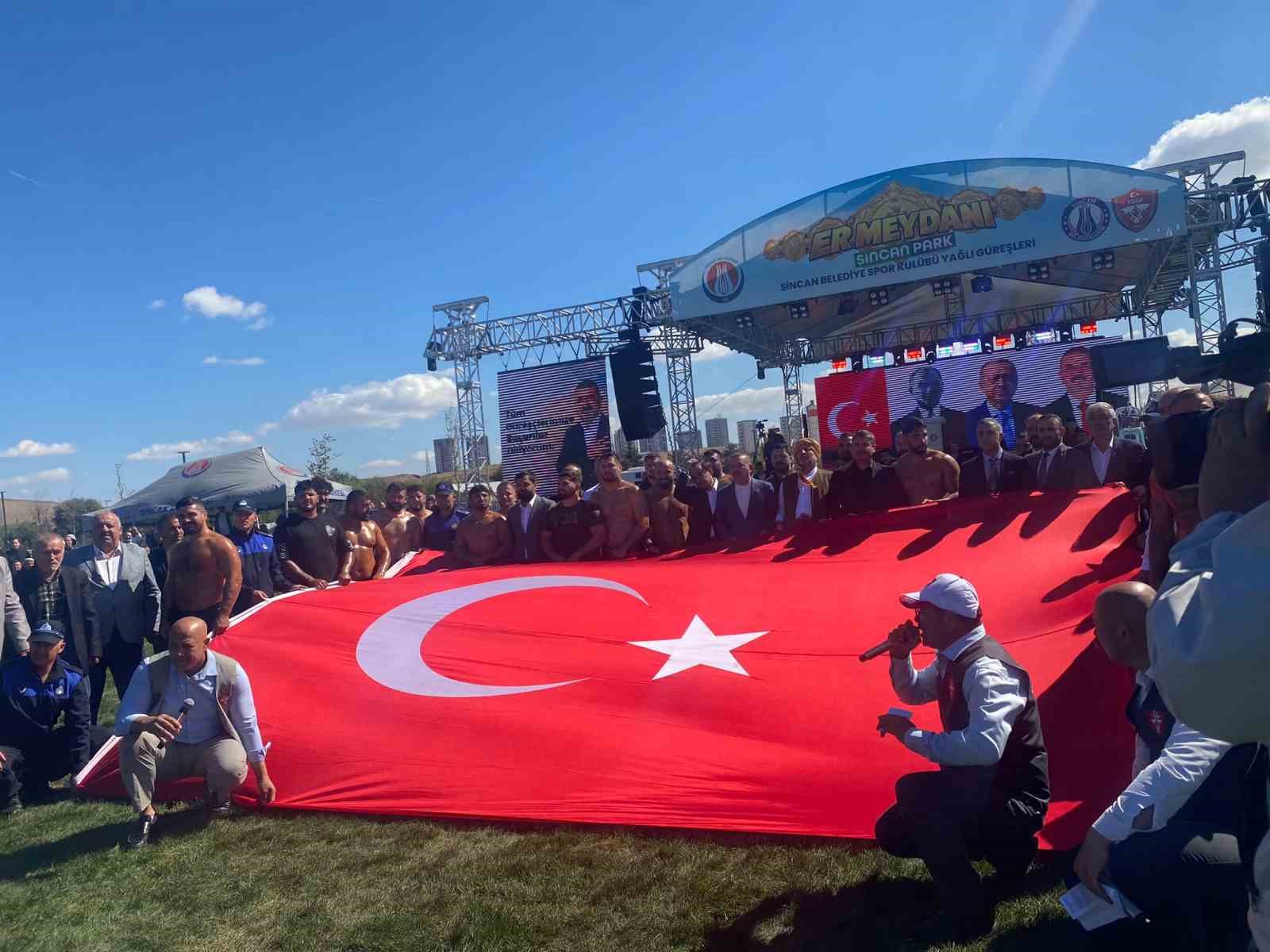SİNCAN’DA DÜZENLENEN YAĞLI GÜREŞ FESTİVALİ’NDE 26’SI BAŞPEHLİVAN OLMAK ÜZERE 500 PEHLİVAN ER MEYDANINA ÇIKTI.