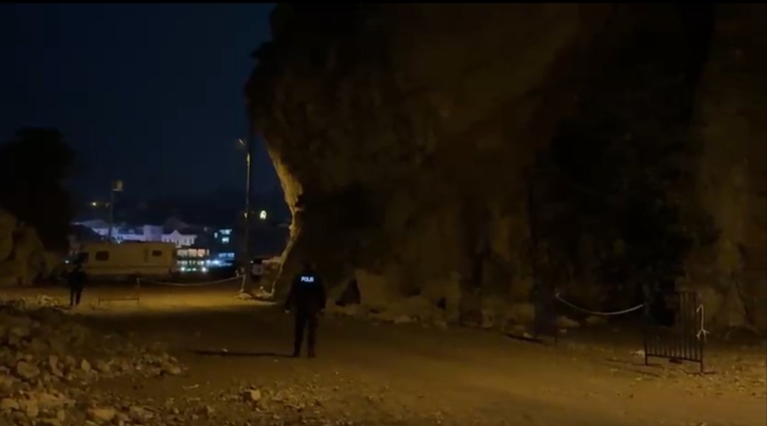 BARTIN'IN AMASRA İLÇESİNDE KAYA PARÇALARI, TURİSTLERİN KARAVANLARININ BULUNDUĞU YOLA DÜŞTÜ.