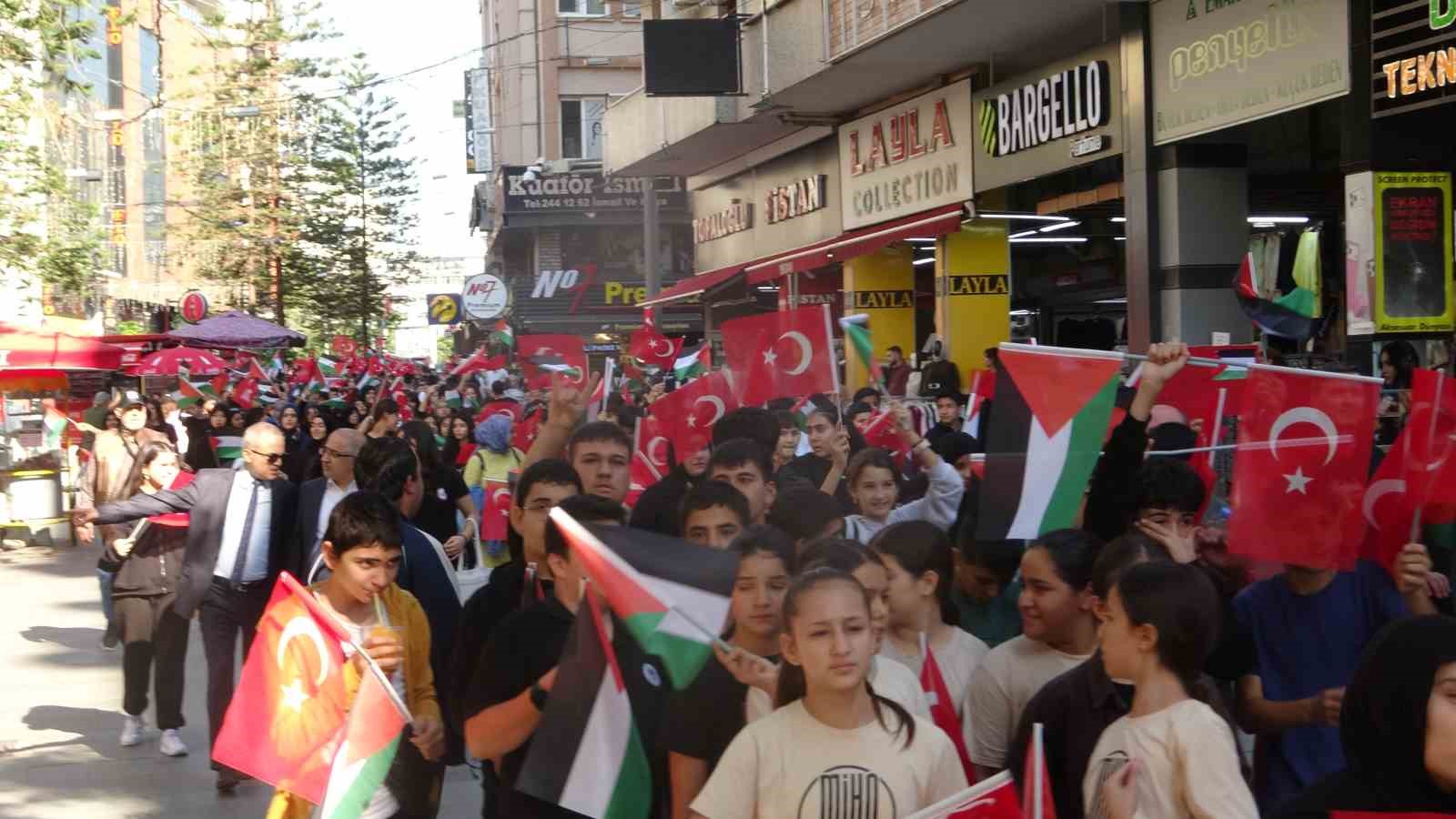 ANTALYA'DA, İSRAİL'İN GAZZE'YE YÖNELİK SALDIRILARININ ÜÇÜNCÜ YIL DÖNÜMÜNDE FİLİSTİN'E DESTEK AMACIYLA YÜRÜYÜŞ DÜZENLENDİ. 26 İMAM HATİP OKULUNDAN YAKLAŞIK 4 BİN GÖNÜLLÜ İMAM HATİP ÖĞRENCİSİ KATILDI