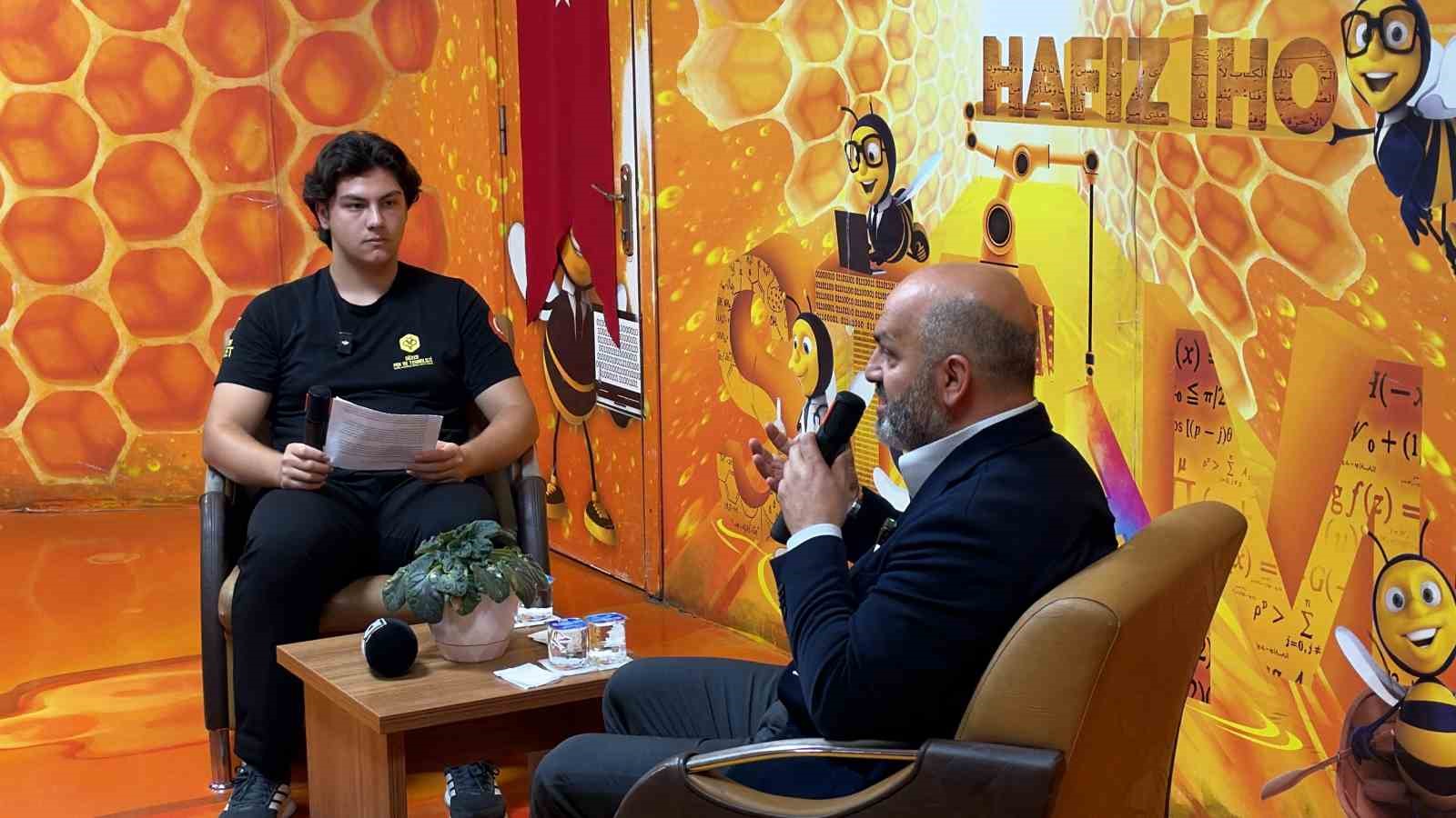 RADYO VE TELEVİZYON ÜST KURUL ÜYESİ HASAN DAVULCU, DÜZCE’DE LİSE ÖĞRENCİLERİ İLE BİR ARAYA GELDİ. DAVULCU, “RTÜK OLARAK TÜRK TELEVİZYONLARINI AYAKTA TUTMAYA ÇALIŞIYORUZ” DEDİ.