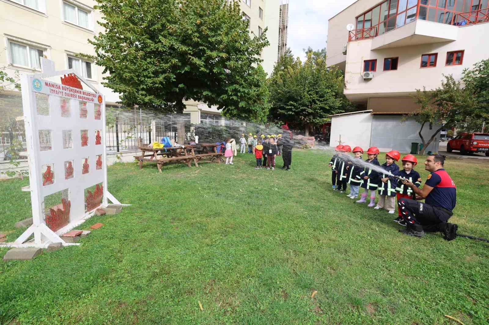 ŞEHZADELER BELEDİYESİ ÇOCUKEVİ'NDE EĞİTİM GÖREN 24 ÖĞRENCİ, İTFAİYECİLİK HAFTASI KAPSAMINDA MANİSA BÜYÜKŞEHİR BELEDİYESİ İTFAİYE DAİRE BAŞKANLIĞI'NI ZİYARET ETTİ. MİNİK ÖĞRENCİLERE SİMÜLASYONLU YANGIN SÖNDÜRME EĞİTİMİ VERİLİRKEN, İTFAİYECİLİK MESLEĞİ VE YANGIN ANINDA YAPILMASI GEREKENLER ANLATILDI.