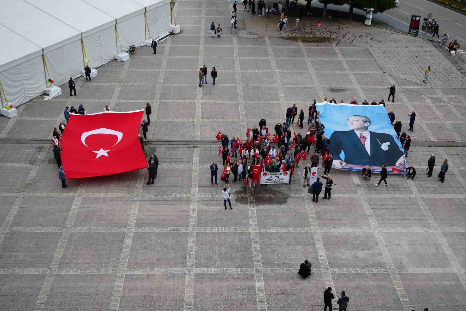 SAMSUN'DA 17 EKİM ASTSUBAYLAR GÜNÜ DOLAYISIYLA YÜRÜYÜŞ DÜZENLEYEN EMEKLİ ASTSUBAYLAR, TAZMİNAT VE ÖZLÜK HAKLARININ İYİLEŞTİRİLMESİNİ İSTEDİ.