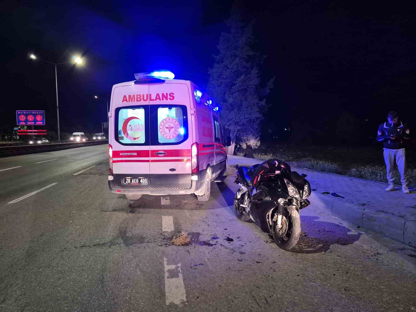 ESKİŞEHİR ÇEVRE YOLU'NDA OTOMOBİLE ARKADAN ÇARPARAK YARALANAN MOTOSİKLET SÜRÜCÜSÜ HASTANEYE KALDIRILDI.