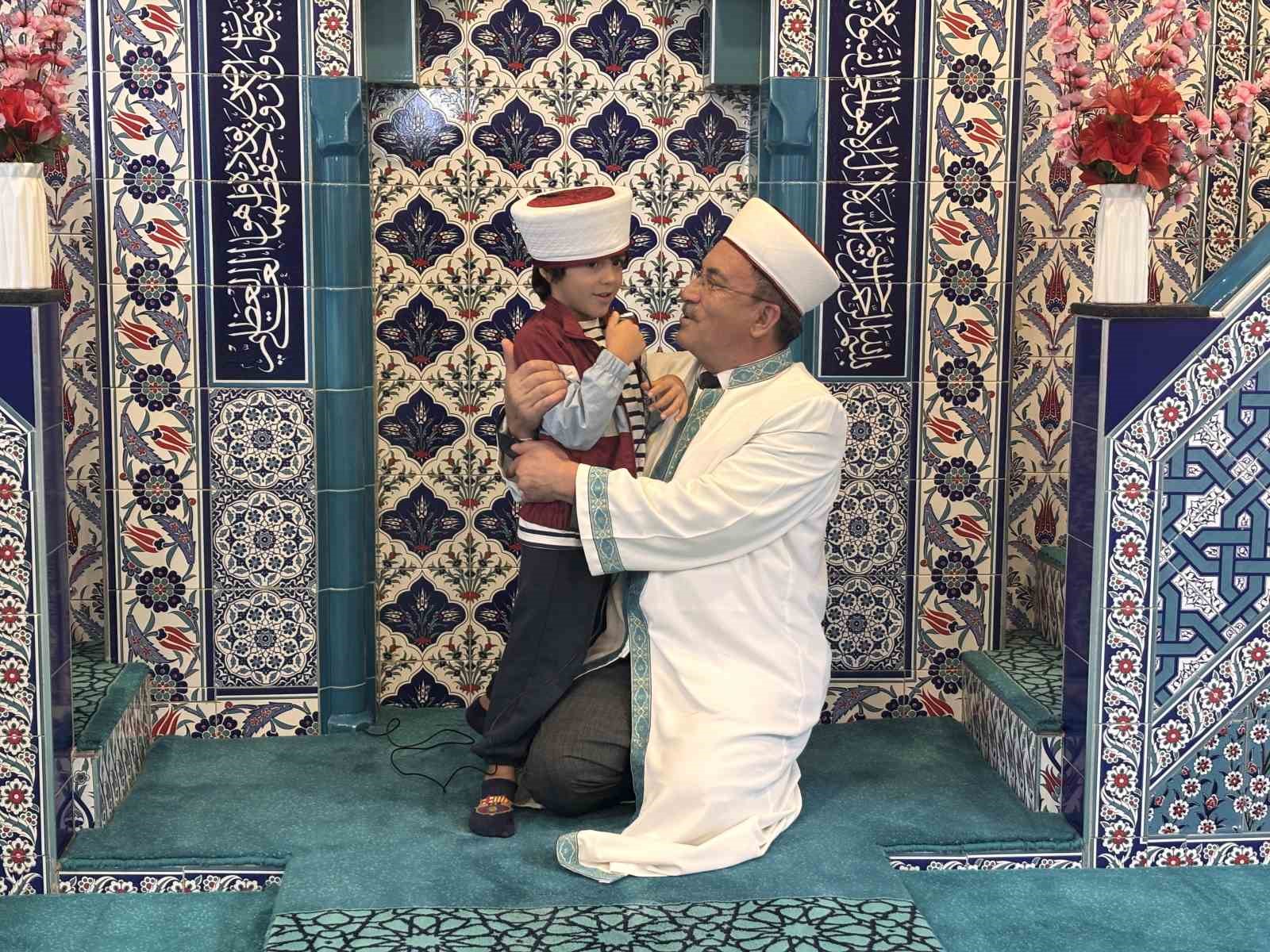 TRABZON'UN BEŞİKDÜZÜ İLÇESİNDE 5 YAŞINDAKİ ALTAN EFTAL AKSOY, YAZ KUR'AN KURSU'NDA KENDİSİNE KUR'AN-I KERİM ÖĞRETEN İMAMI MEHMET YAŞAR'I ÖZLEYİNCE AKŞAM NAMAZINDA CAMİYE GELDİ.