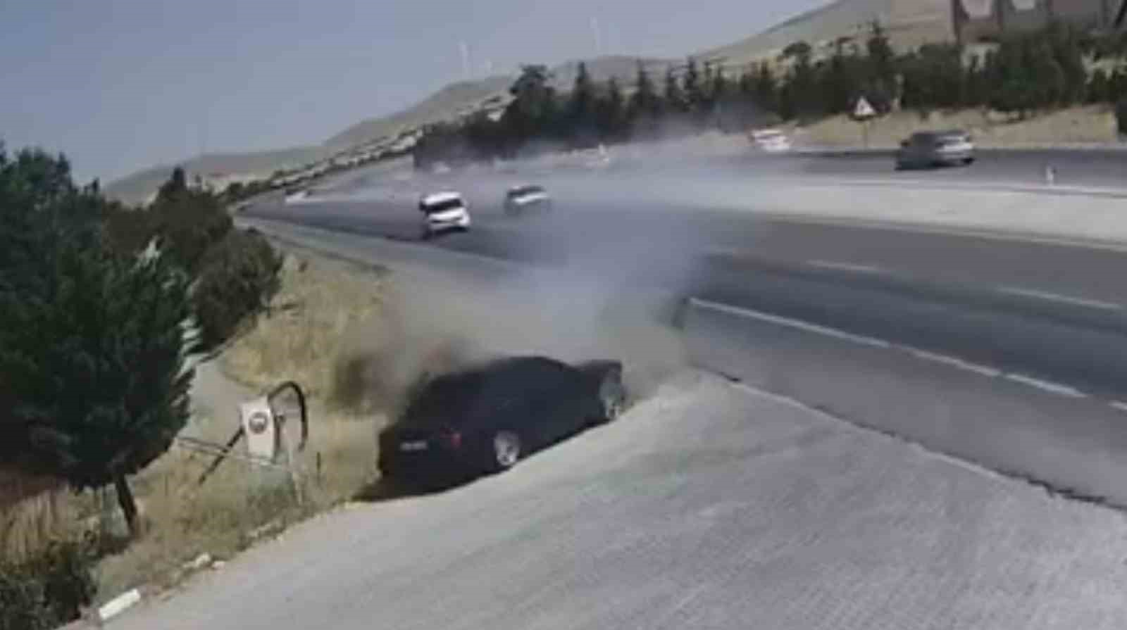 KONYA'DA SEYİR HALİNDEKİ BİR OTOMOBİL KAYARAK YOLDAN ÇIKARKEN, ARACIN KOPAN PARÇASI YOLA DOĞRU FIRLADI. BU SIRADA ARKADAN GELEN BİR OTOMOBİLİN KONTROLDEN ÇIKARAK REFÜJE ÇARPIP KARŞI ŞERİDE UÇARAK 2 OTOMOBİLLE ÇARIŞMASI SONUCU 2 KİŞİ HAYATINI KAYBETTİ. KAZA GÜVENLİK KAMERASINA YANSIDI.